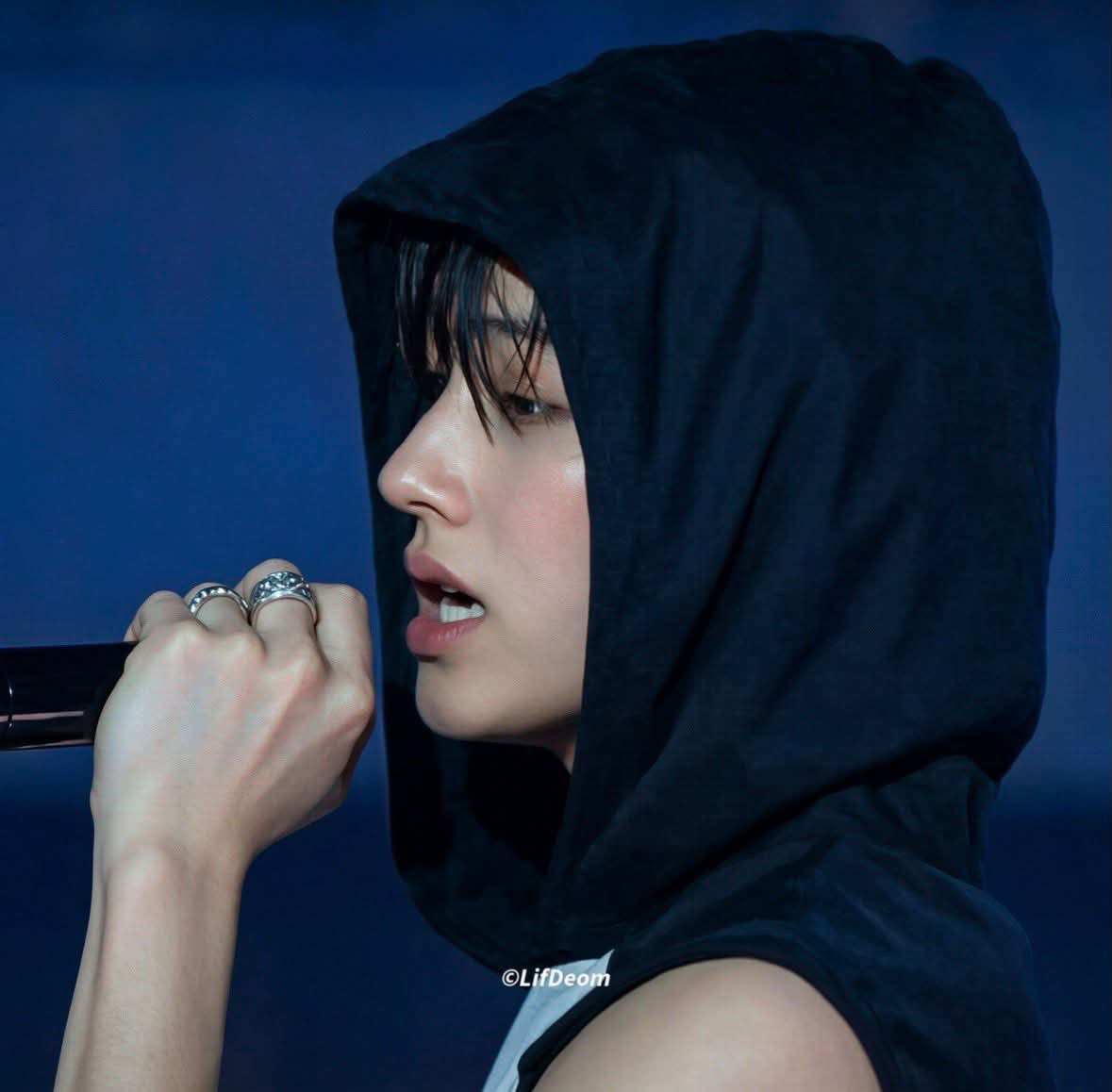 23moroll's tweet photo. sleeveless hoodie + side profile + 09z = a dangerous combo https://t.co/UwMyU9Z9Gy