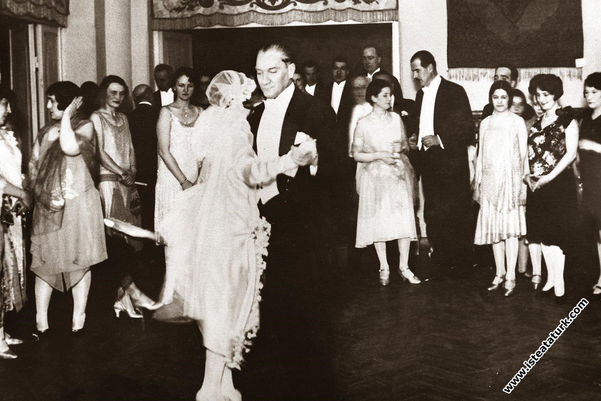 SMEYDAN's tweet photo. Neden mi 'Cumhuriyet' Vurgusu? Niye mi 'Atatürk'ün Kızları'?

Çünkü Türk kadını, yaygın ve genel olarak toplumsal hayata, Atatürk'ün öncülüğünde yapılan devrimlerle ve Cumhuriyet'in kazanımları ile katılmıştır da ondan.

Türkiye'de Cumhuriyet, bazılarının sandığı gibi sadece halkın kendi kendini yönettiği siyasi rejimin adı değildir, Türkiye'de Cumhuriyet aynı zamanda  laiklik, kadın hakları, çağdaş eğitim, bilim, kültür, sanat ve aydınlanmadır. (Ayrıntı için  "Atatürk'ün Mirası Laik Cumhuriyet" adlı  son kitabıma bakabilirsiniz).

Cumhuriyetin Kurucu Önderi Atatürk kadın haklarına büyük önem vermiştir. 

"Kadınlarımız ilim ve fen sahibi olacaklar ve erkeklerin geçtikleri bütün öğretim basamakların­dan geçeceklerdir. Kadınlar toplum yaşamında erkek­lerle birlikte yürüyerek birbirinin yardımcısı ve destekçisi olacaklardır." (Atatürk)

Gerçek şu ki, Türk kadınının kafes ardından(*) sahneye çıkmasını, meclise girmesini ve spor sahalarına, salonlarına gitmesini sağlayan Atatürk'ün önderliğindeki laik Cumhuriyettir. Cumhuriyeti kuranlar, Atatürk ve devrim arkadaşları, kadının okumasını, çalışmasını, siyasete girmesini, bilimle, sanatla, sporla ilgilenmesini istemiştir. 

Türk kadını, laik Cumhuriyet'in Medeni Kanunu, zamanına göre eşitlikçi politikaları ve olabildiğince özgürleştirici etkisi sayesinde her alanda başarılı olabilecek bir zemin bulabilmiştir. 

Cumhuriyetimizin 100 yıllık tarihi içinde Türk kadını bilimde, sanatta, sporda sayısız başarılar elde etti. Kadınlarımızın bütün bu başarılarının temelinde Atatürk’ün “kadın devrimi”; laik Cumhuriyetimizin kadınlara verdiği temel haklar vardır. 

Turk kadınının ve A Milli Kadın Voleybol Takımımızın geldiği noktayı doğru anlamak için 1923-1938 Cumhuriyet Devrimi’ni, laik Cumhuriyeti de iyi anlamış olmak gerekir.

Atatürk'ün Gösterdiği Hedefe Önce Onlar Ulaştı 

Gerçek şu ki, Atatürk'ün "muasır (çağdaş) medeniyetler düzeyine ulaşmak hatta o düzeyi aşmak"  hedefine Türkiye Cumhuriyeti'nin 100. yılında önce kadın voleybolcularımız ulaştı. A Milli Kadın Voleybol Takımımız kelimenin tam anlamıyla muasır medeniyetler düzeyinin üstüne çıktı. 

Cumhuriyetimizin ikinci yüzyılında ülkemizi bilim, sanat, teknoloji, spor ve daha birçok alanda Atatürk’ün gösterdiği hedefe; "çağdaş uygarlıklar düzeyine, hatta onun da üstüne" çıkaracak birikime ve potansiyele sahip olduğumuzu asla unutmamalıyız. Yeter ki kendimize güvenip planlı, programlı ve düzenli çalışalım. Kadın voleybolcularımızın başarısı, bunun mümkün olabileceğini gösteren ilham verici çok iyi bir örnek olarak gözlerimizin önünde duruyor.

-------
(*) "Kafes ardındaki kadın" ifadesi Osmanlı döneminde sosyal ve toplumsal hayata katılamayan kadını anlatmak için kullanılırdı. 

1923'te cumhuriyet ilan edilmeden önce Türk kadını, Tanzimat'tan beri devam eden yeniliklere ve kadın hakları mücadelesine karşın, hala genel ve yaygın olarak temel haklarını elde etmiş değildi. Öyle ki, Tramvaylarda, vapurlarda kadınlar perdeyle veya başka şekilde ayrılmış yerlerde yolculuk eder, kentlerde kendini gizleyerek duvar diplerinden saklanarak giden kadınlara sıklıkla rastlanırdı. Kadınların erkek doktora muayene olmaları, Ankara'daki ilk maarif kongresinde -ayrı ayrı yerlerde oturmalarına karşın- aynı salonda bulunmaları bile 1921 yılında tartışma konusu olmuştu. Böyle bir ortamda kadının sahneye çıkması, spor yapması ise hiç kolay değildi. Sahneye çıkan Afife Jale'nin başına gelmeyen kalmamıştı.