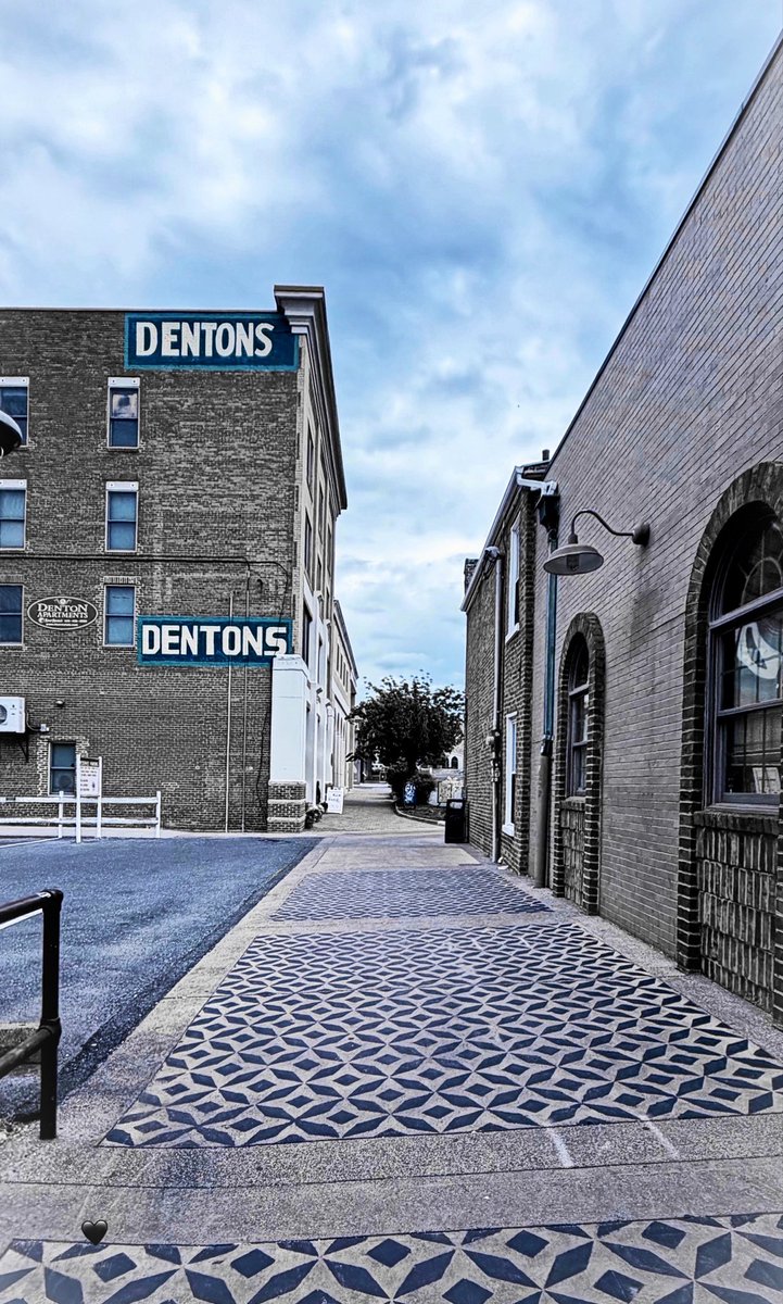 DAnnesEyes's tweet photo. Tuesday 8 September

Today’s Daily Picture Theme is ‘Backstreets'
Share your own 
Tomorrow’s theme will be ‘Cake'
#Backstreets #WalkAboutIt #EnjoyYourView 
#DailyPictureTheme 
Downtown https://t.co/7ED3qV99N0