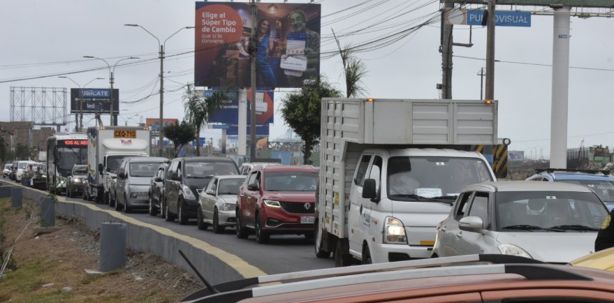 PCaterianoB's tweet photo. Es un verdadero caos, el acceso al aeropuerto internacional Jorge Chávez del Callao.
Un policía asignado para enfrentar el grave problema.
Es incomprensible y censurable el maltrato a los turistas.
¿Llegó el orden? https://t.co/N3Jxov6wBJ