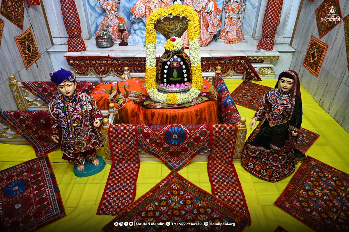 ShriHariMandir's tweet photo. 🗓️DAY27
🔱विष्णुब्रह्मनुताय स्वकीयकृपयोपात्ताकृतये शङ्कराय नमः।
ब्रह्माजी और भगवान विष्णु जिनकी स्तुति करते हैं, जो स्वेच्छा अनुसार शरीर धारण करनेवाले है ऐसे भगवान शंकरको हम प्रणाम करते हैं ।
#Shravan
#Chandramaulishvara
#ManorathDarshan
#ShriHariMandir
#PujyaBhaishri | @PPBhaishri