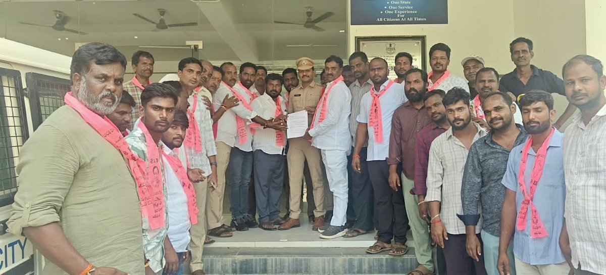 AnjaiahYBRS's tweet photo. "షాద్ నగర్ నియోజకవర్గ వ్యాప్తంగా నిరసన ఆందోళనలు..." 

◆ కేసీఆర్ చావు కోరిన ఎమ్మెల్యే వీర్లపల్లి శంకర్ వ్యాఖ్యలకు నిరసనగా ఆందోళనలు

◆ అంజయ్య యాదవ్ పిలుపుతో నియోజకవర్గ వ్యాప్తంగా భగ్గుమన్న బీఆర్ఎస్ శ్రేణులు

మాజీ ముఖ్యమంత్రి, బీఆర్ఎస్ అధినేత కేసీఆర్ చావు కోరేలా ఎమ్మెల్యే వీర్లపల్లి శంకర్ చేసిన వ్యాఖ్యలకు నిరసనగా మాజీ ఎమ్మెల్యే అంజయ్య యాదవ్ పిలుపు మేరకు షాద్‌నగర్ నియోజకవర్గవ్యాప్తంగా బీఆర్ఎస్ శ్రేణులు నిరసన కార్యక్రమాలు చేపట్టారు. నియోజకవర్గంలోని వివిధ మండల కేంద్రాలు, గ్రామాల్లో బీఆర్ఎస్ నాయకులు, కార్యకర్తలు ఎమ్మెల్యే వీర్లపల్లి శంకర్ దిష్టిబొమ్మలను దహనం చేసి తీవ్ర నిరసన వ్యక్తం చేశారు. ఈ సందర్భంగా శంకర్ వ్యాఖ్యలను ఖండిస్తూ పెద్ద ఎత్తున నినాదాలు చేశారు.