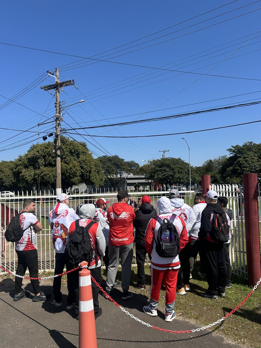 theosilveira09's tweet photo. Lideranças da Guarda Popular, Camisa 12, Nação Independente e Super Fico estão no CT Parque Gigante esperando a saída dos atletas e comissão técnica. https://t.co/YtEQSSMVUN
