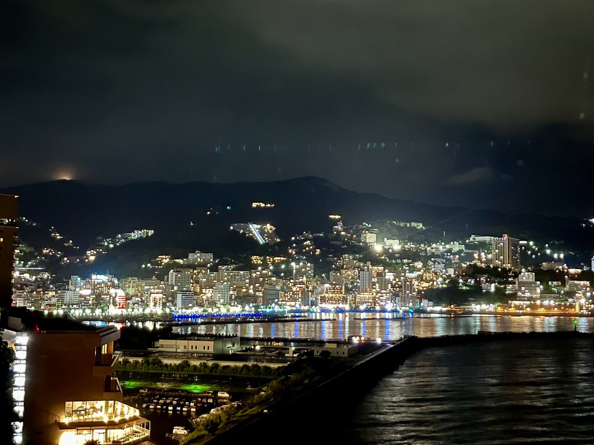 mklaoshi's tweet photo. アメリカで1年ご一緒したお友達と旅に出ています。温泉に入ったり、街の夜景を眺めたり。若い人も多く、寛一、お宮も元気な熱海😉 https://t.co/KOr0WxYDN1