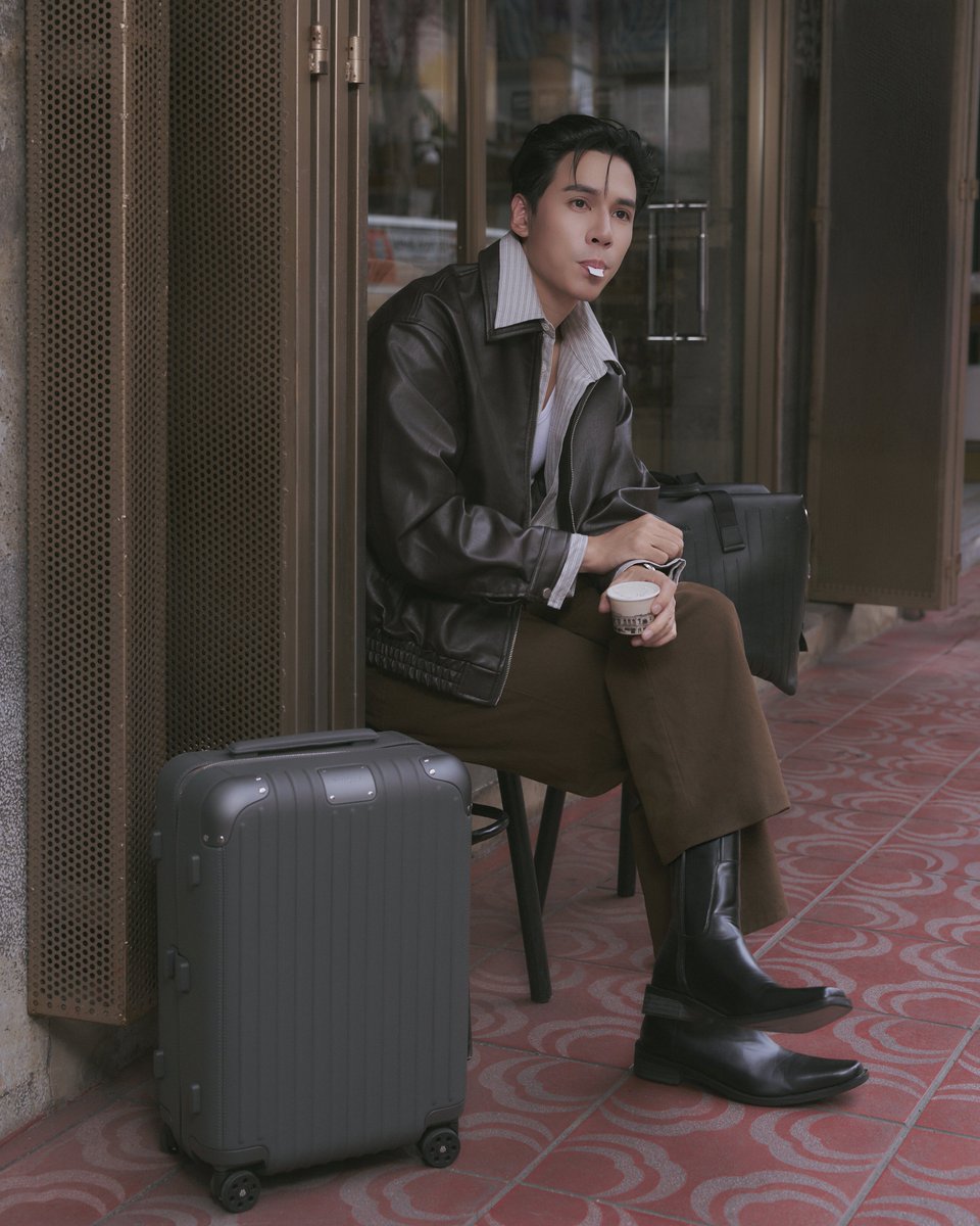 girlngloss's tweet photo. หล่อหรูอย่างมีชั้นเชิง 🖤

#RIMOWA #RIMOWANeverStill

"เจษ เจษฎ์พิพัฒน์" กับ RIMOWA Never Still Leather Duffle Bag Large สี Black ถ่ายทอดลุคเท่เหนือกาลเวลา ผ่านดีไซน์เรียบหรูที่พร้อมพาไปได้ทุกจุดหมาย 

#jesjpp https://t.co/fMx43bdG0V