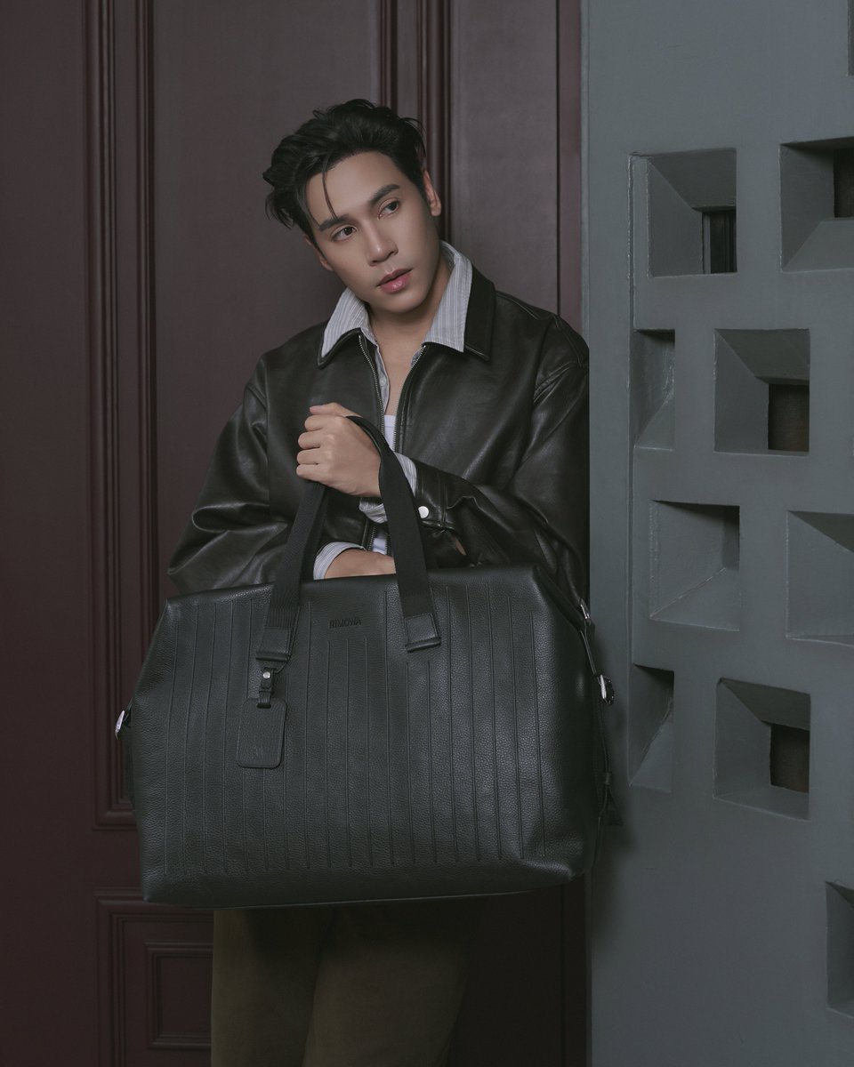 girlngloss's tweet photo. หล่อหรูอย่างมีชั้นเชิง 🖤

#RIMOWA #RIMOWANeverStill

"เจษ เจษฎ์พิพัฒน์" กับ RIMOWA Never Still Leather Duffle Bag Large สี Black ถ่ายทอดลุคเท่เหนือกาลเวลา ผ่านดีไซน์เรียบหรูที่พร้อมพาไปได้ทุกจุดหมาย 

#jesjpp https://t.co/fMx43bdG0V