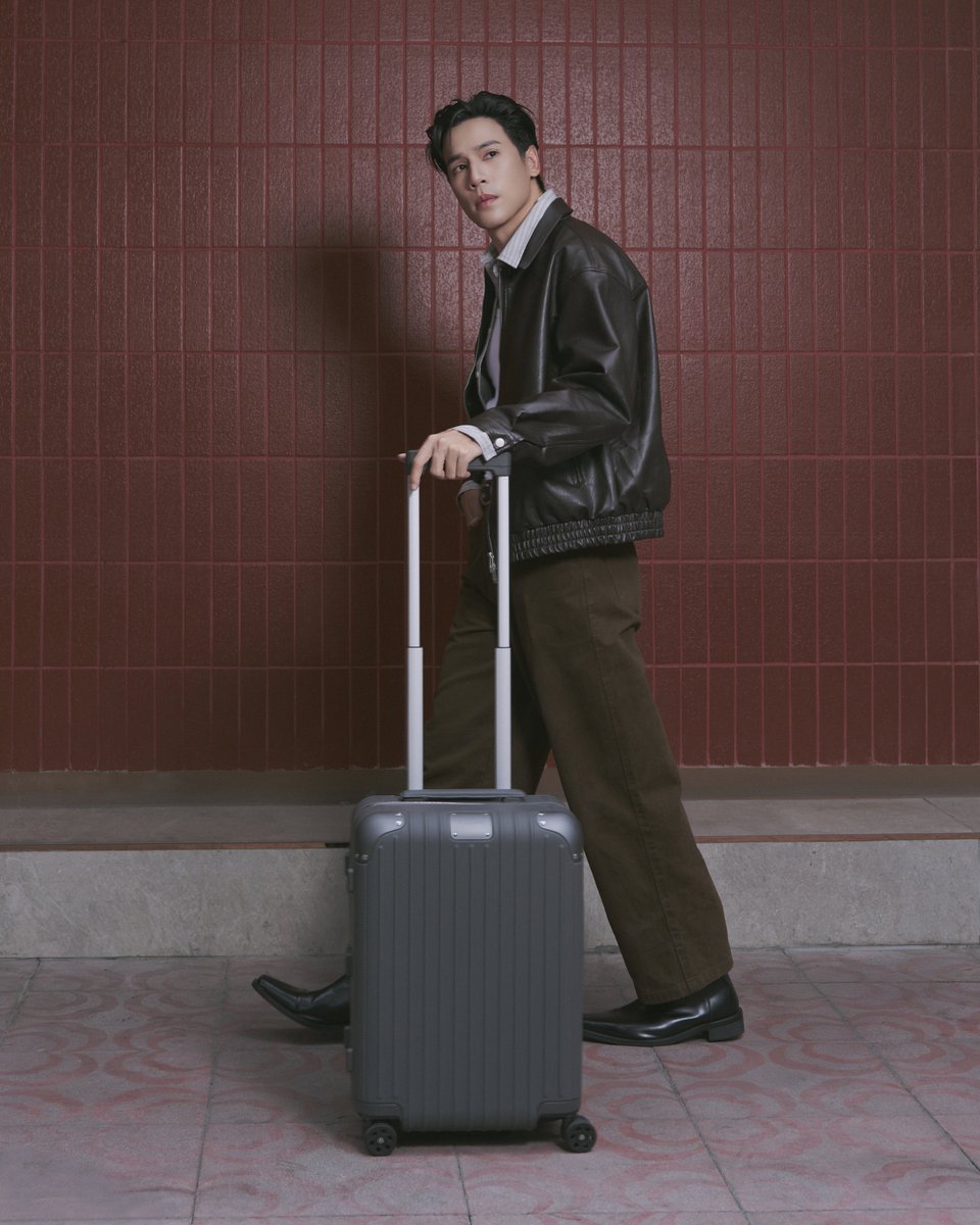 girlngloss's tweet photo. หล่อหรูอย่างมีชั้นเชิง 🖤

#RIMOWA #RIMOWANeverStill

"เจษ เจษฎ์พิพัฒน์" กับ RIMOWA Never Still Leather Duffle Bag Large สี Black ถ่ายทอดลุคเท่เหนือกาลเวลา ผ่านดีไซน์เรียบหรูที่พร้อมพาไปได้ทุกจุดหมาย 

#jesjpp https://t.co/fMx43bdG0V