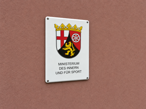GR_BsB's tweet photo. Landtag darf verfassungsfeindlichen Mitarbeitern Zahlungen verweigern -
https://t.co/6wltFwu0lk
#EndstationRechts #GRBsB
Der Landtag von Rheinland-Pfalz darf verfassungsfeindlichen Mitarbeitern von Abgeordneten und Fraktionen Geldzahlungen verweigern. Die AfD-Fraktion hatte… https://t.co/msOZnhoKHS