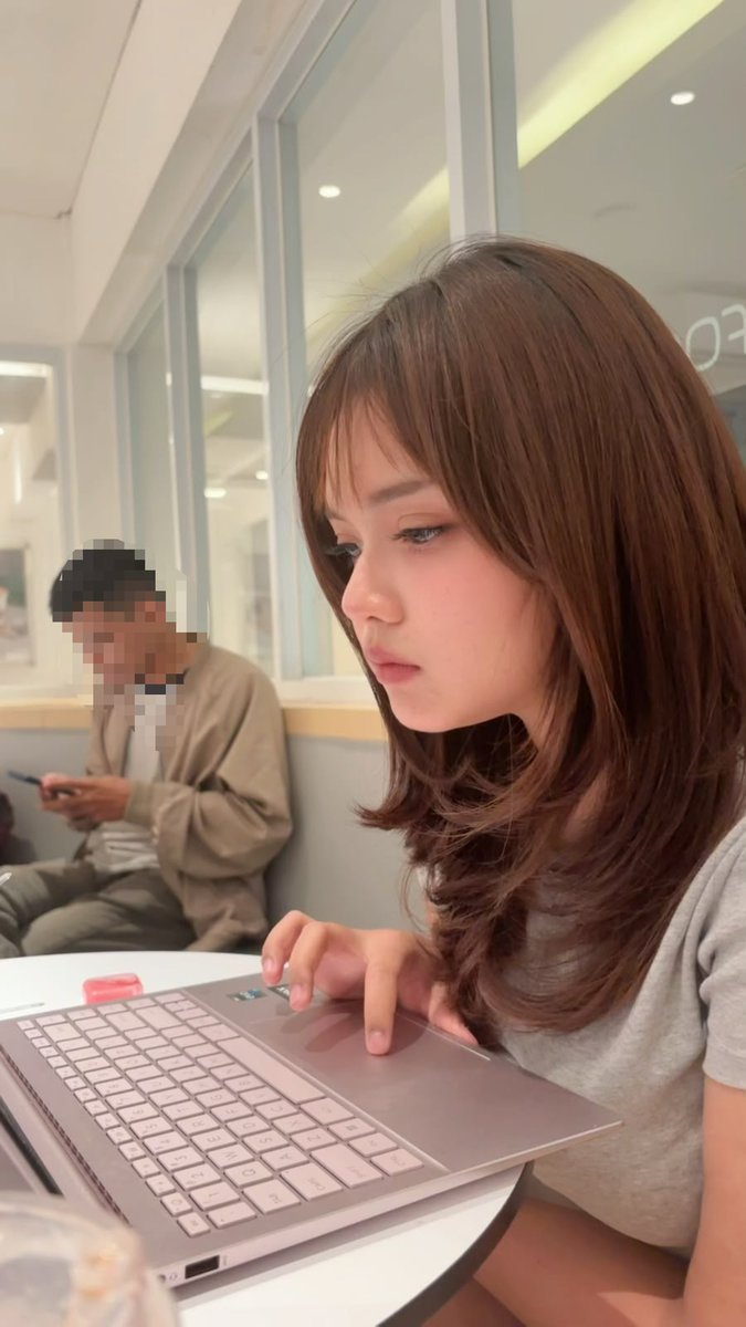 snowpiepay's tweet photo. ouhhh ini org yg katanya bilang mau ngerjain metopen sambil dipangku, gws shbt😮‍💨 @mia___ww https://t.co/BWYPvunasg
