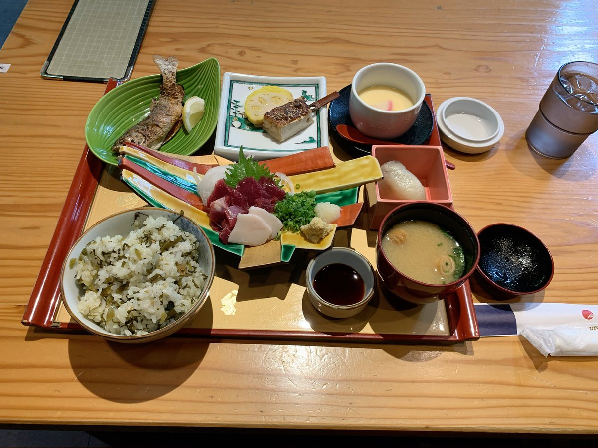 OnakahettaYS's tweet photo. 花雅 (熊本県熊本市中央区 桜の馬場城彩苑内)
花雅御膳 3580円

熊本城近くにある和食屋さんでいただきました。初めて馬刺しを食べましたが臭みもなく食べやすかったです🐴
他にも熊本のグルメがたくさん入って大満足です︎︎👍🏻︎︎ https://t.co/6Xik06C6jN