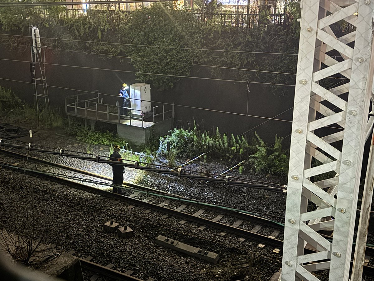 starnesu777's tweet photo. 信じられない大雨だった
千種駅周辺です。完全に水がひきました中央線の
復旧に向けて、鉄道従事者の方々が夜遅くまで作業されています。

普段はなかなか目にすることのない、こうした見えないところで動いてくださっている方々のおかげで、日常が戻っていくんだなと感じます。

本当に頭が下がります。
どうか安全第一で、作業されている皆さまもお気をつけください。