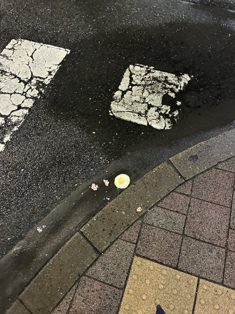 Ma920Yu's tweet photo. 今日1のびっくり

路上に目玉焼き🍳 https://t.co/SbHKFXcrxm