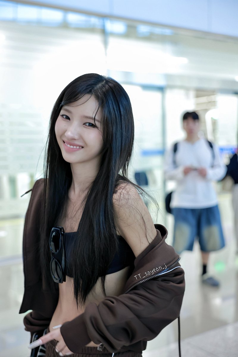 ttsoyeonjj's tweet photo. 260908  ICN✈️

왜 이렇게 귀여워?🫨🫣

#아이들 #idle  
#소연 #SOYEON https://t.co/BM4NEoNL6I