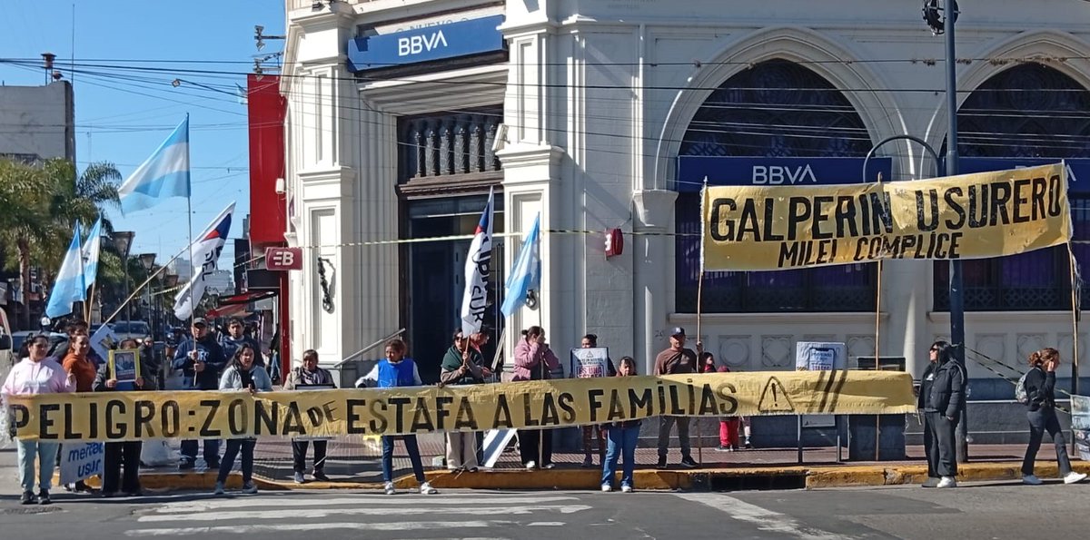 silvia_saravia's tweet photo. Nos movilizamos a los bancos para señalar a los grandes ganadores del modelo de Milei: la casta financiera, que se viene enriqueciendo con las extraordinarias tasas de interés. En muchas localidades de la provincia nos hacemos escuchar contra la #usura https://t.co/SHUkMnlXw7
