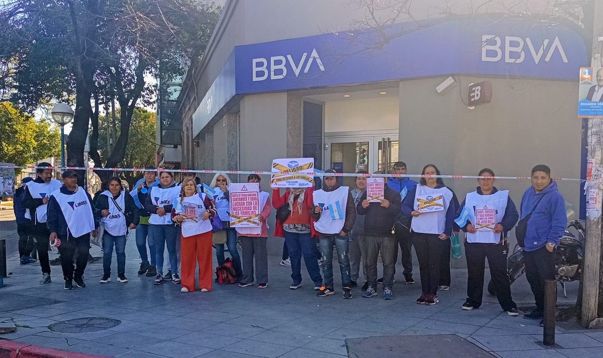 silvia_saravia's tweet photo. Nos movilizamos a los bancos para señalar a los grandes ganadores del modelo de Milei: la casta financiera, que se viene enriqueciendo con las extraordinarias tasas de interés. En muchas localidades de la provincia nos hacemos escuchar contra la #usura https://t.co/SHUkMnlXw7