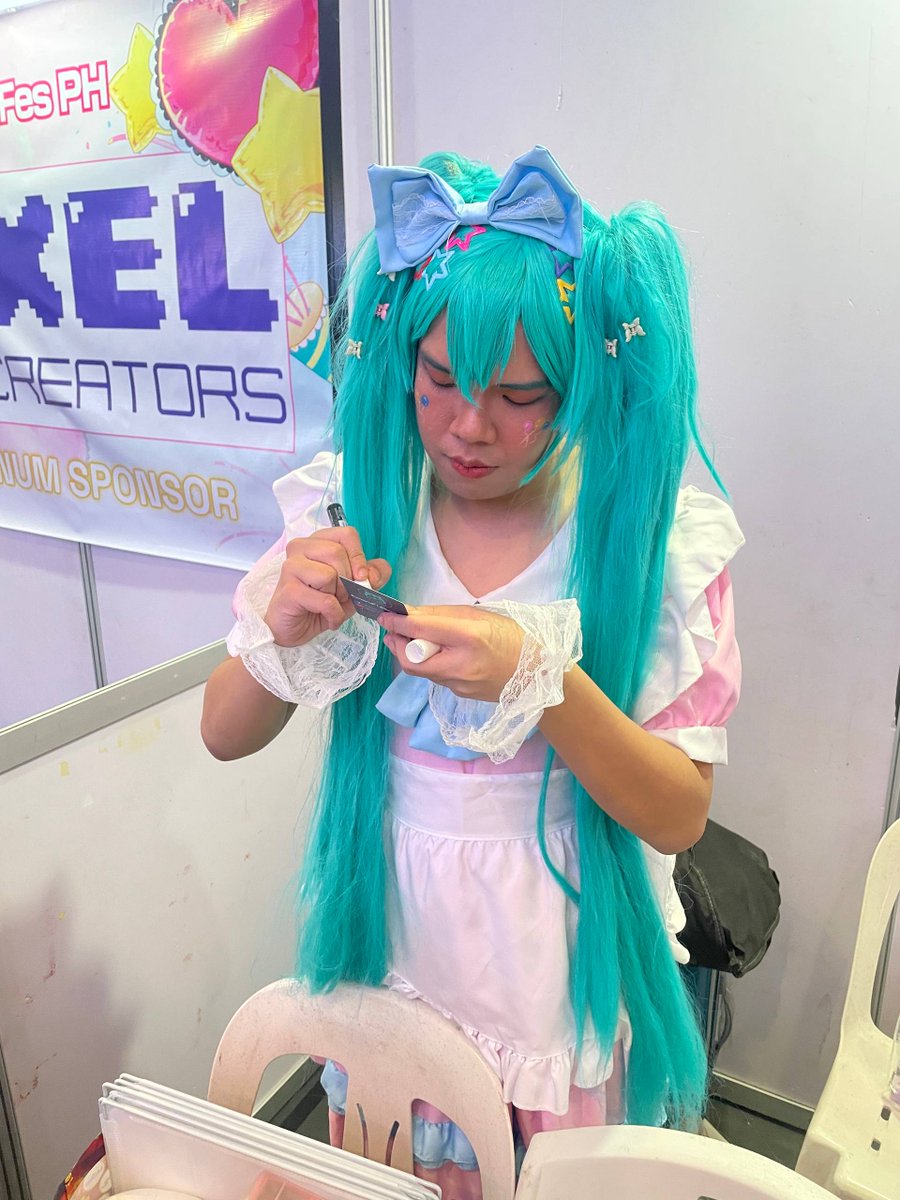 OhSnapItsAllen's tweet photo. And... THAT'S A WRAP!  #MikuFesPH is in the books! From planning in Jan to hosting for the first time, managing my first booth, selling merch, &amp; showcasing costumes just months after my cosplay debut, powered by 2 hrs of sleep, I co-hosted for 13 HOURS straight. (1/8) https://t.co/s2kNERFbyl