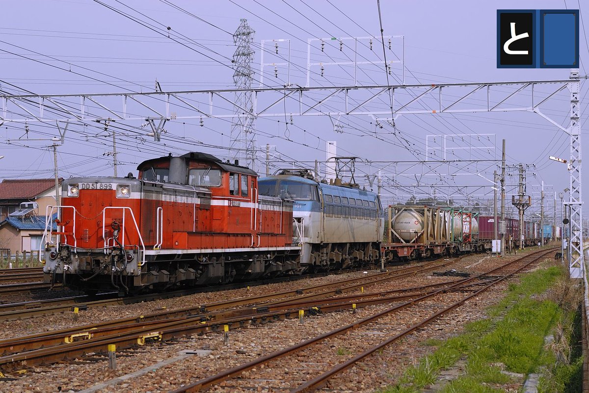 re_tokumeikibo's tweet photo. 今日は令和8年9月9日、899にちなんでDD51899の写真を。
DD51899がEF66101（パン上げ）とコキを従えて走る、凄い組合せです。しかもこれが定期。
次位がEF660番台ならと当時は思いましたが、100番台のおかげでカマナンが見えます。
また、899はATS保護板がつく前ですね。
色々懐いです。

#と画_DD51 https://t.co/Z7iPaRLvyo