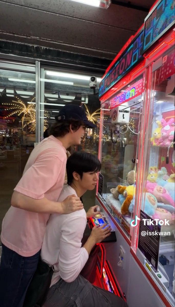QuynhNhu_0111's tweet photo. OMG, this scene… it’s so sweet and warm 🫠🫠 My head is already coming up with so many scenarios 🤭

#ISBANKY ❀ #MosBank ❀ #moslhong https://t.co/3ri28tJFts