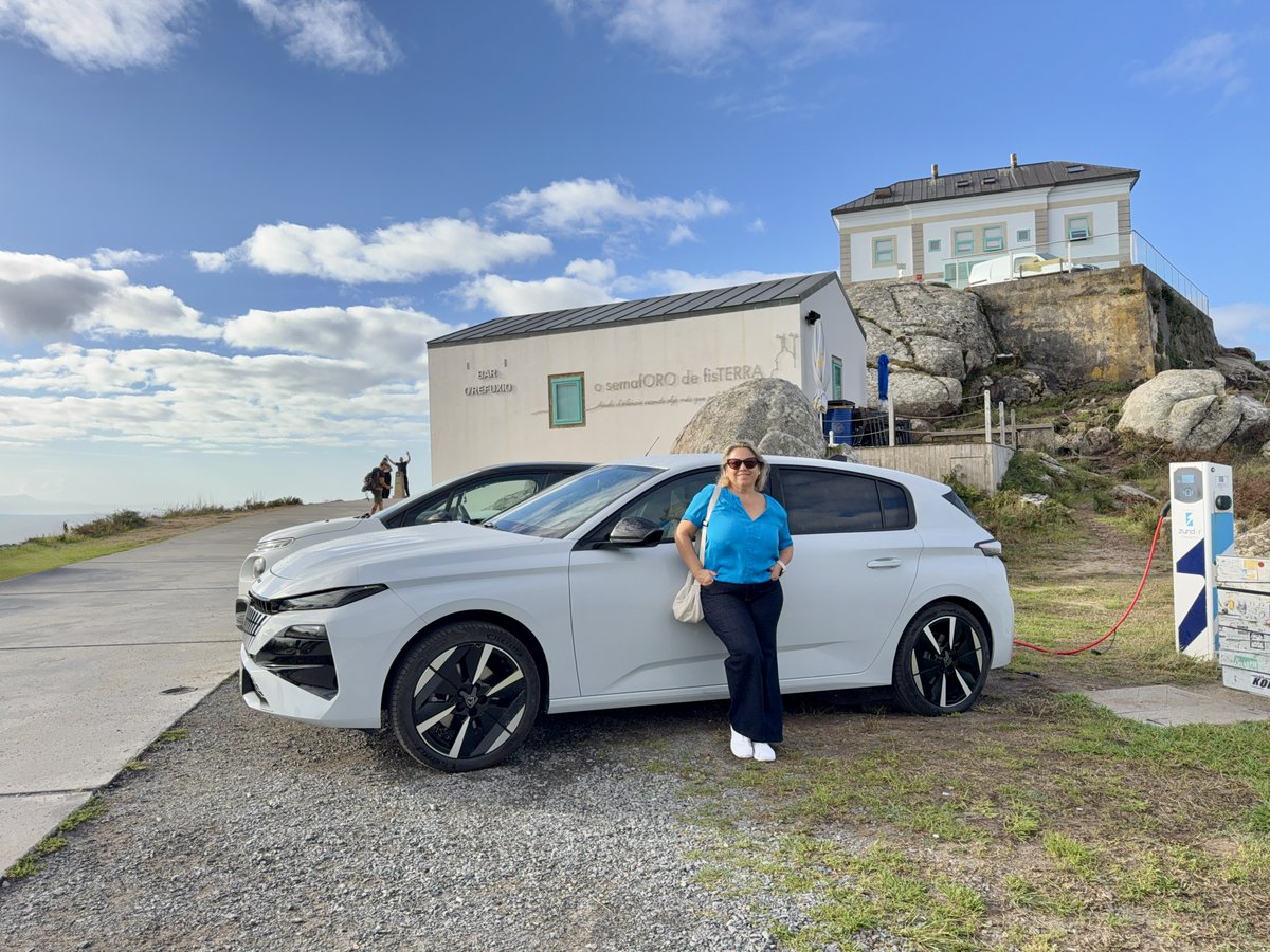 zunder_es's tweet photo. 🚗 ¿Hasta dónde puede llevarte un coche eléctrico? ¿Hasta el "Fin del Mundo"?

Mar Villalba Vega, autora del Blog de Turismo Responsable "@mirutaes", lo comprobó recorriendo más de 1.000 km desde Madrid hasta Fisterra al volante de un @PeugeotES E-308 y acompañada por la Red de Carga Ultrarrápida de Zunder.

🗺️ Una ruta para descubrir paisajes, pueblos, gastronomía y el Atlántico, demostrando que viajar en eléctrico es viajar con libertad, sin renunciar a llegar lejos.

👉 Descubre la ruta completa: https://t.co/6YXgNGHp2d