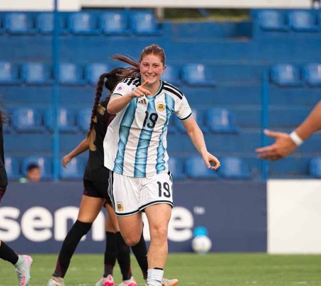 FutbolerasAR's tweet photo. 🏆🇦🇷 No nos dan las manos para publicar todos los goles…

POKER DE ANNIKA PAZ🔥⚽️

Argentina 7 - Benín 0 https://t.co/jzsUGwTO2E