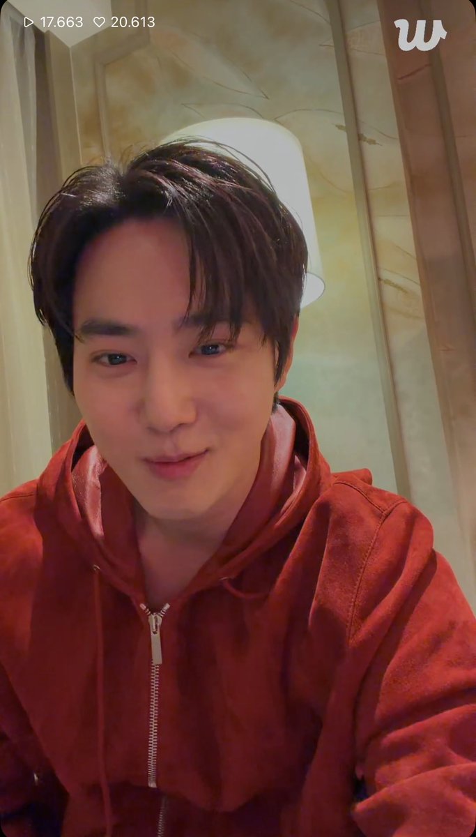 EXOGlobal's tweet photo. [!] 260908 #SUHO is currently live on Weverse! 
🔗 https://t.co/gfrNRO6QNC

#EXO #엑소 @weareoneEXO https://t.co/z8nRlG1df0