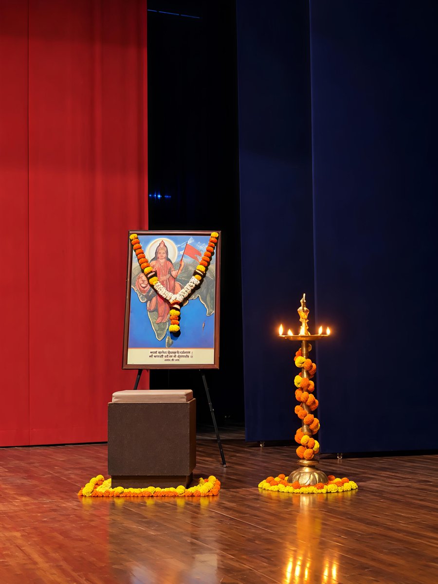 RSSgeet's tweet photo. भारत माँ के चरण कमल पर , 
तन-मन-धन कर दें न्यौछावर।
साधक आज प्रतिज्ञा कर ले, 
जननी के इस संकट क्षण पर।।
   ⛳ भारत माता की जय ⛳ https://t.co/kl87nx10tU
