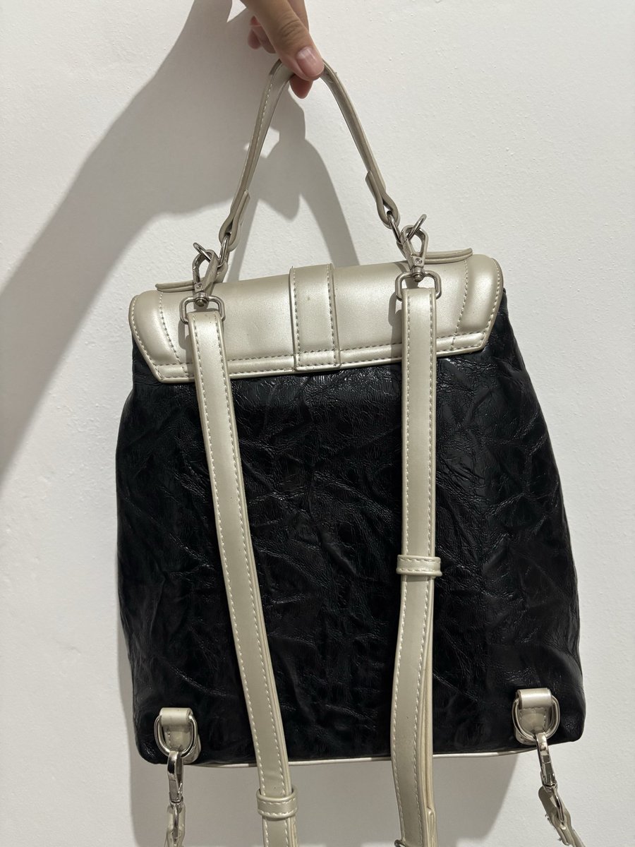 qertyfdg's tweet photo. hi, beli dong mini backpack jujur cakep dan ga pasaran. limited karena gapernah nemuin yg sama di kampus. dijual karena ga kepake cz g muat ipad, bahkan udah lupa punya tas ini.. angkut aja 320👍🏻 no minuss.. https://t.co/kFQiGrU2ZP