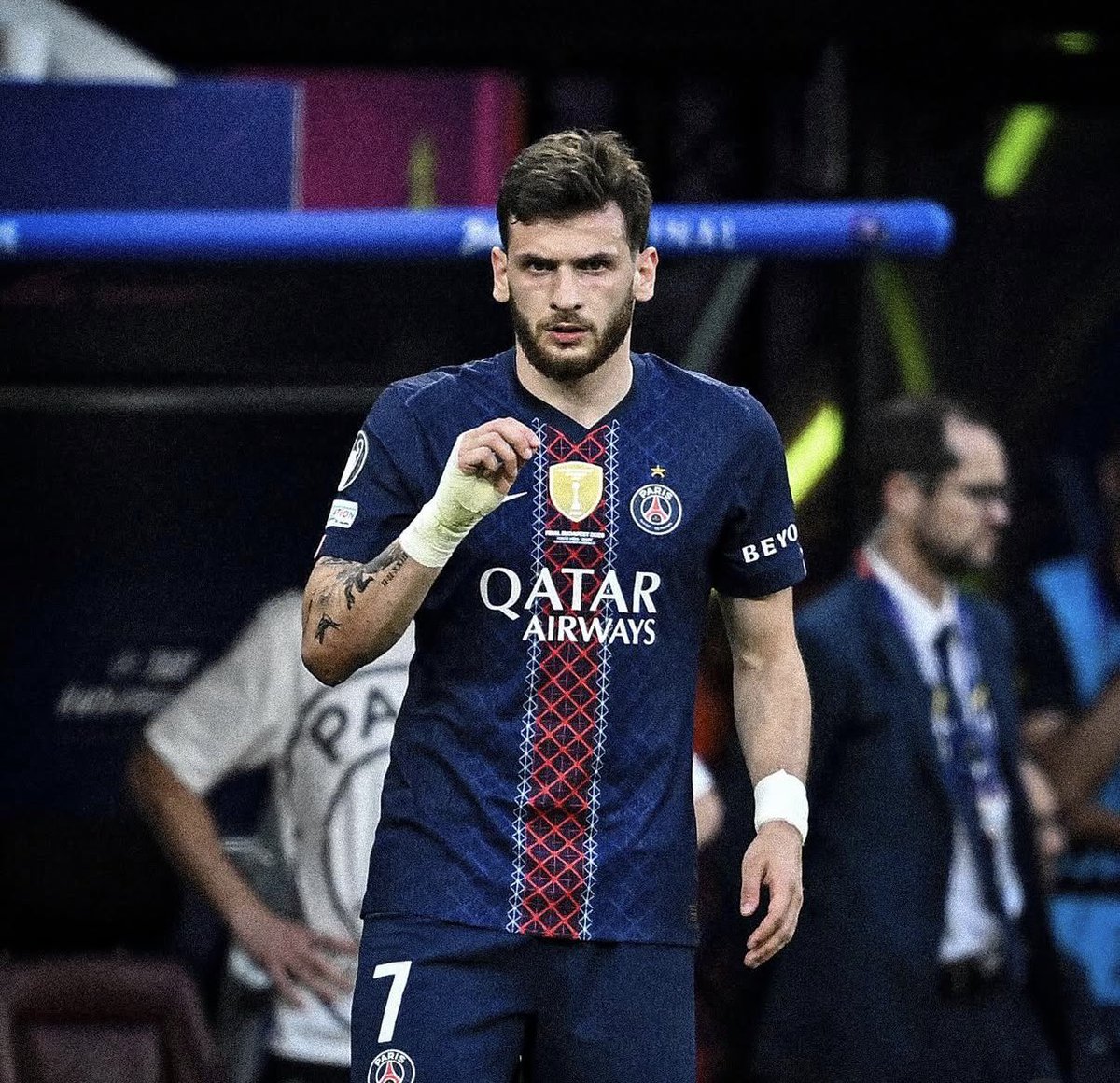 _BeFootball's tweet photo. 🚨🚨💣 RECORD ! 10 JOUEURS DU PSG SONT NOMMÉS AU BALLON D’OR 2026 !!!!!! ❤️💙😳

C’EST DU JAMAIS VU DANS L’HISTOIRE B*RDEL !!!!!!!!!! PERSONNE NE PARLE AVEC EUX.

🇪🇨 Pacho
🇫🇷 Dembélé
🇬🇪 Kvaratskhelia
🇵🇹 Mendes
🇵🇹 Neves
🇵🇹 Vitinha 
🇲🇦 Hakimi 
🇪🇸 Ruiz
🇪🇸 Ferran Torres
🇧🇷 Marquinhos https://t.co/wk5U9l8Po6