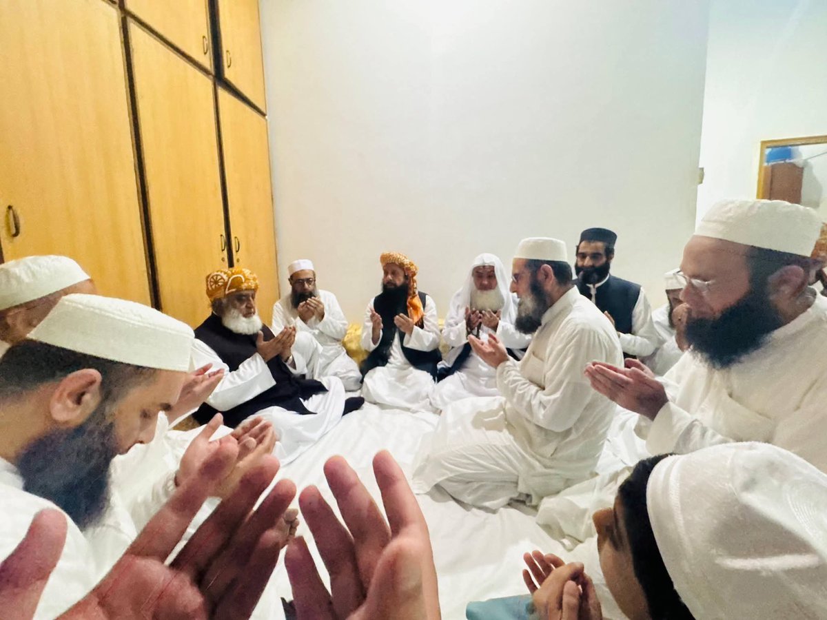 TablegiJamat_Pk's tweet photo. قائد جمعیت حضرت مولانا فضل الرحمان دامت برکاتھم کی رائیونڈ مرکز آمد ۔
شیخ الحدیث اور مرکزی شوری کے رکن حضرت مولانا احسان الحق رحمت اللہ علیہ کی وفات پر مولانا احمد بٹلہ ۔مولانا عبید اللہ خورشید ۔مولانا عامر احسان وبرادران  اور دیگر علماء سے تعزیت کی اور مرحوم کی.2(1
#Jui https://t.co/zFiUCHXbzC