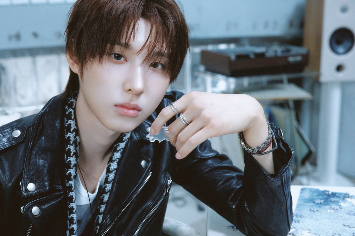 kickflip_jype's tweet photo. 미완성 (Puzzle Piece) ver. 🧩
서투른 선들을 이어 그려지는 Masterpiece
Connecting imperfect lines, drawing a masterpiece.

KickFlip The 5th Mini Album "KICK OFF THE WALL Pt. 1"
2026.10.06 6PM (KST) Release!

#KickFlip #킥플립
#주왕 #Juwang
#KICKOFFTHEWALL_Pt1 https://t.co/RPUDnvGPoR