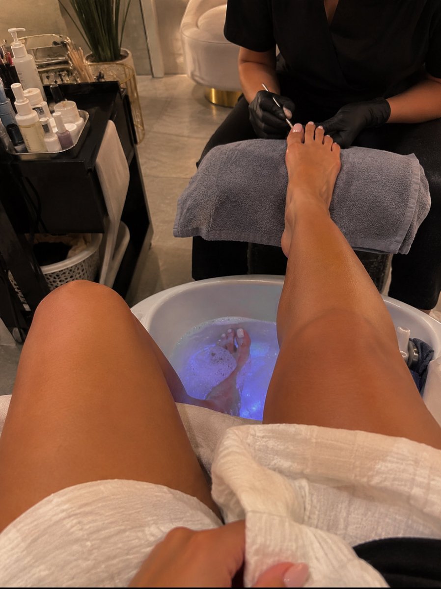 MistressElara00's tweet photo. Bevor es am Donnerstag für mich weg geht, müssen die Nägel natürlich nochmal neu gemacht werden

Wer übernimmt meine Nägel + Pediküre 💅💸

#geldherrin #zahlskave #findom #femdom #paypig #cashpig #moneyslave #moneymiss #zahlschwein https://t.co/J5P5kNk1Go