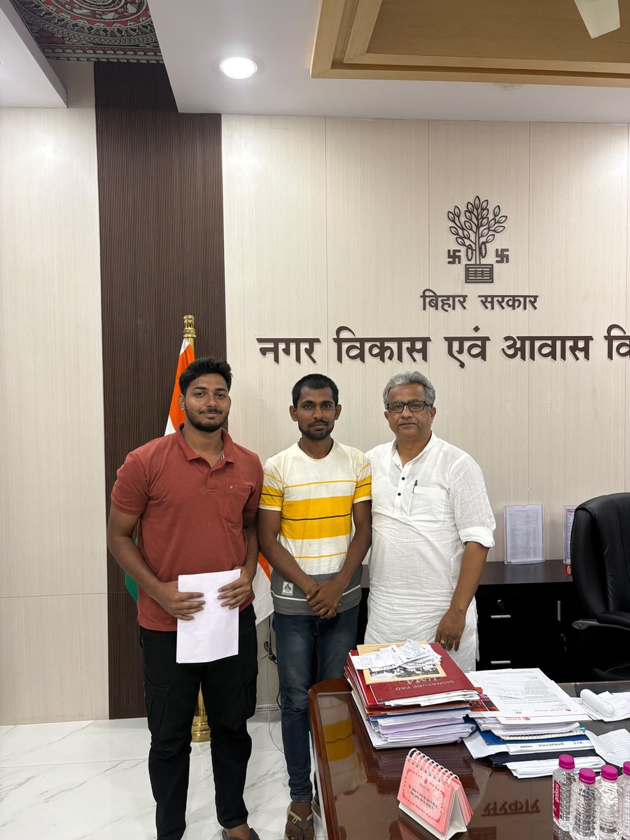TheJasvirYadav's tweet photo. जैसा कि माननीय आईटी मंत्री नीतीश मिश्रा सर (@mishranitish) द्वारा दिनांक 07/09/2026 को हम सभी 4808 छात्रों को आश्वासन दिया गया था कि 24 घंटे के अंदर BELTRON की Official Website पर खुशी की झलक देखने को मिल सकती है।

माननीय मंत्री जी के आश्वासन पर विश्वास करते हुए हम लोगों ने गर्दनीबाग में 21 दिनों से चल रहे धरना-प्रदर्शन को समाप्त कर दिया।

आज दिनांक 08/09/2026 को रात 7 बजे माननीय आईटी मंत्री नीतीश मिश्रा सर से मुलाकात हुई और हमने Official Notice के संबंध में जानकारी ली। मंत्री जी ने कहा कि—

“मेरे पास अभी 4 घंटे हैं। मैं पूरी कोशिश कर रहा हूँ कि आज ही Official Notice जारी हो जाए।”

उन्होंने हमारे सामने आईटी विभाग में फोन के माध्यम से बात भी की और कहा कि हम आप लोगों से जो वादा किए हैं, उसे जरूर पूरा करेंगे। अगर किसी कारणवश आज Notice जारी नहीं हो पाता है, तो कल जरूर जारी हो जाएगा। हालांकि पूरी कोशिश है कि आज ही जारी हो जाए।

मंत्री जी ने यह भी कहा कि वे हम लोगों के Twitter/X के पोस्ट देखते और पढ़ते हैं। मुझे यह जानकर बहुत खुशी हुई कि उन्हें मेरा नाम भी याद था। 🙏❤️

सर ने हमारे साथ फोटो भी खिंचवाई और कहा कि इसे भी Twitter/X पर पोस्ट कर देना, हम जरूर पढ़ेंगे।

हम सभी 4808 छात्र माननीय आईटी मंत्री श्री नीतीश मिश्रा सर (@mishranitish) पर पूर्ण विश्वास रखते हैं। आज उनके प्रयासों और बिहार सरकार के सहयोग से हम लोगों की उचित मांग पूरी होने की उम्मीद मजबूत हुई है।

हम 4808 छात्रों का नसीब अच्छा है कि हमें आपके जैसा आईटी मंत्री मिला। 🙏

मैं व्यक्तिगत रूप से इतना कहना चाहता हूँ कि जब तक जीवित रहूँगा, माननीय नीतीश मिश्रा सर की इस भूमिका को हमेशा याद रखूँगा। मैं अपने घर में भी माननीय आईटी मंत्री @mishranitish सर की तस्वीर लगाऊँगा। ❤️🙏 ❤️

धन्यवाद माननीय मंत्री जी। 🙏🇮🇳

@samrat4bjp @NitishKumar
@PratyayaIAS @DitBihar

#BELTRON #BELTRON_DEO #4808Qualified #NitishMishra #BiharGovernment #Bihar