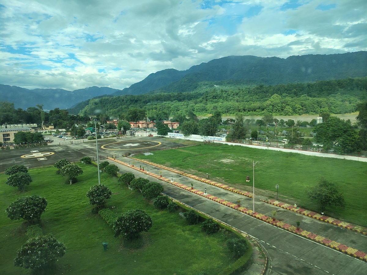 DevanshiKukreti's tweet photo. @Nithya_Shrii Random view from hospital window #aims #rishikesh⛰️🌝 https://t.co/TWKcG3Sr09