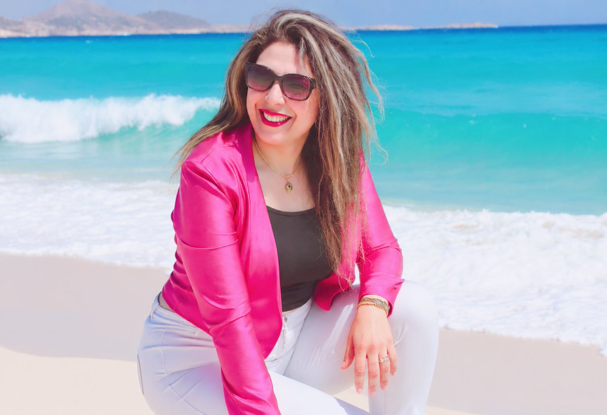 raniamgawdat's tweet photo. اتجوز الحلوة، طالما كده كده نكد… على الأقل لما تنام وتصحى، تصحى على بوز حلو 😎 https://t.co/d8iBAksi5j
