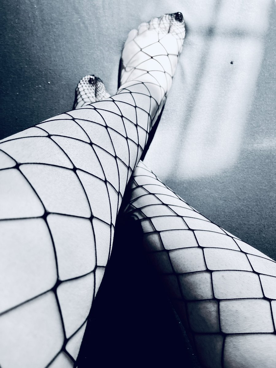 xmintbunny's tweet photo. Fishnets 🖤🖤 https://t.co/0A0yex5HLZ