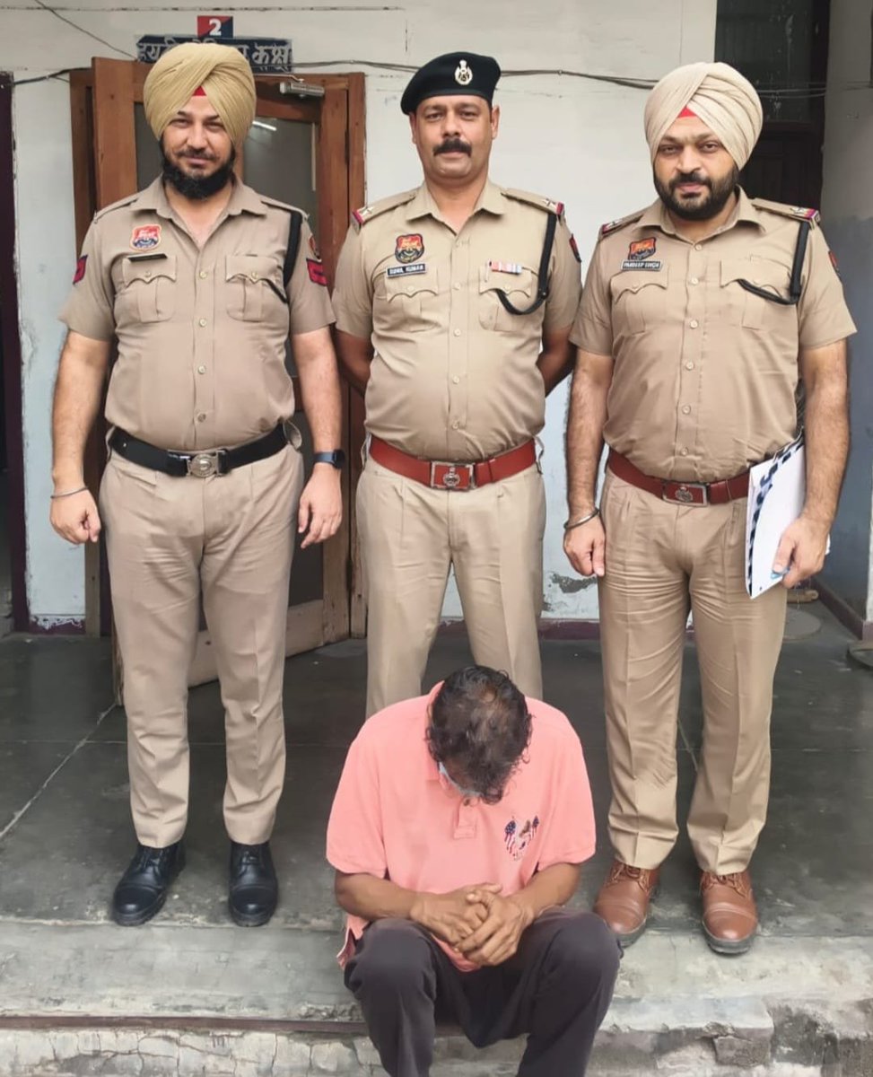PoliceYnr's tweet photo. थाना सदर यमुनानगर पुलिस टीम ने आरोपी द्वारा स्वयं को स्टील अथारिटी आफ इंडिया लिमिटेड (सेल) का वरिष्ठ अधिकारी बताकर 16.55 लाख रुपये ठगने के मामले मे एक आरोपी को किया गिरफ्तार।जिसकी पहचान पश्चिम बंगाल के जिला बीरभूम के गांव चंद्रपुर वासी श्याम मैत्रा के रूप में हुई। https://t.co/S0RSqEoMkS