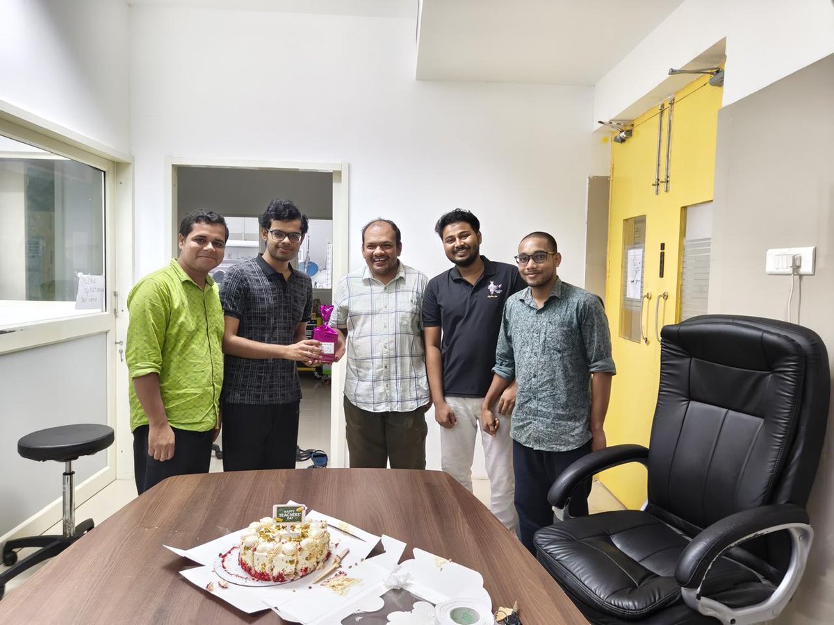 SenanayakLab's tweet photo. Celebrating the spirit of mentorship with cake, smiles, and gratitude! 🎂😊
A memorable Teachers’ Day celebration at
#NDPL @niser_official @PSenanayak @DAEIndia https://t.co/CbtMgPKS8H