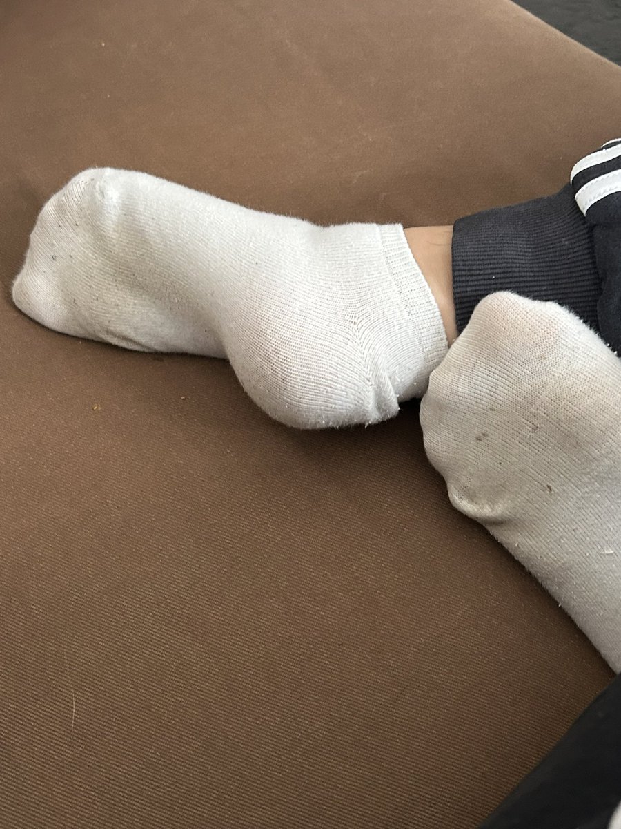 MelodyRoyjxx's tweet photo. Qui est là ? Ça va aller vite 🤤🦶🏻
#feet #feetfetısh #buyfeet #feetworkship #pied #chaussette https://t.co/nQshIpEW0N