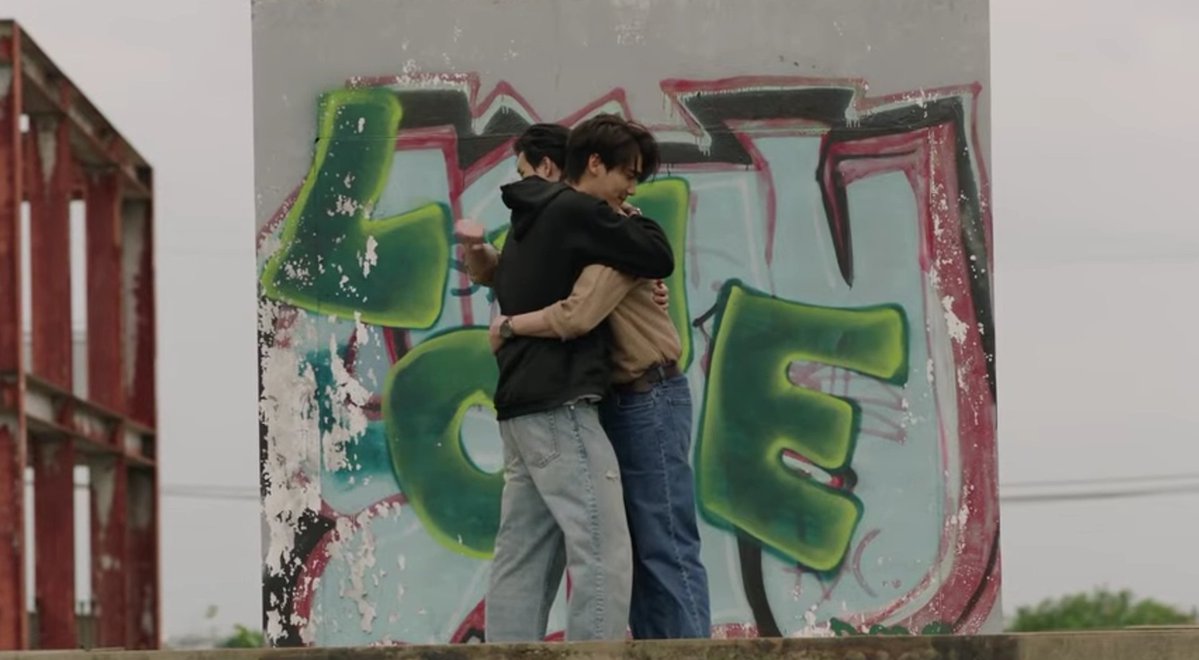 dazedken's tweet photo. ANJAAAAAAY padahal di novel itu kay berdiri di depan dinding yg tulisannya 'nekros the truth will never die' tapi HARUS BANGET YAAA mereka pelukan mesra di depan grafitti LOVE gitu?????????? HARUS KAH?????????

#MrKillSeriesFinalEP https://t.co/LwYRxGZhxk