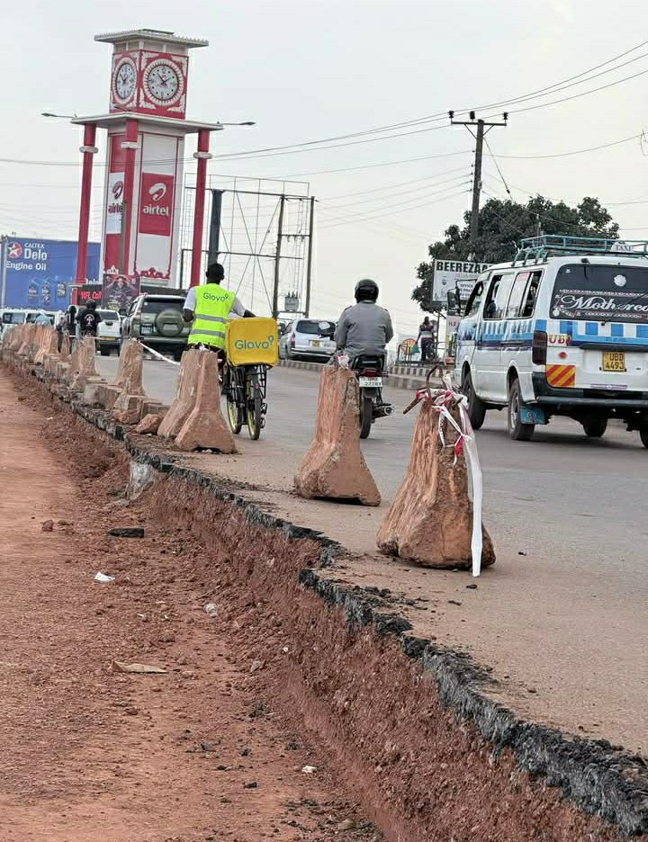 MwebesaDavid's tweet photo. @assempebwa And now we chapati layer roads. More murram -Less tarmac, one month gonna be swimming potholes. @MoWT_Uganda @assempebwa @KCCAUG https://t.co/TLILMieqAH