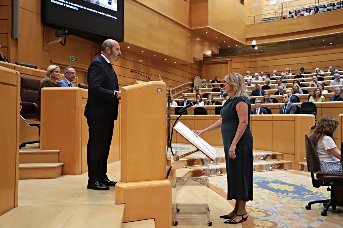 gpssenado's tweet photo. Juan Espadas, María Jesús Montero y Susana Díaz toman posesión de sus escaños como senadores.

👉@_JuanEspadas, @mjmonteroc y @susanadiaz representarán a la Comunidad Autónoma de #Andalucía en la Cámara Alta.

🌹Bienvenidos y enhorabuena, compañeros ‼️

Más info 👇

https://t.co/a6ANwclr3C