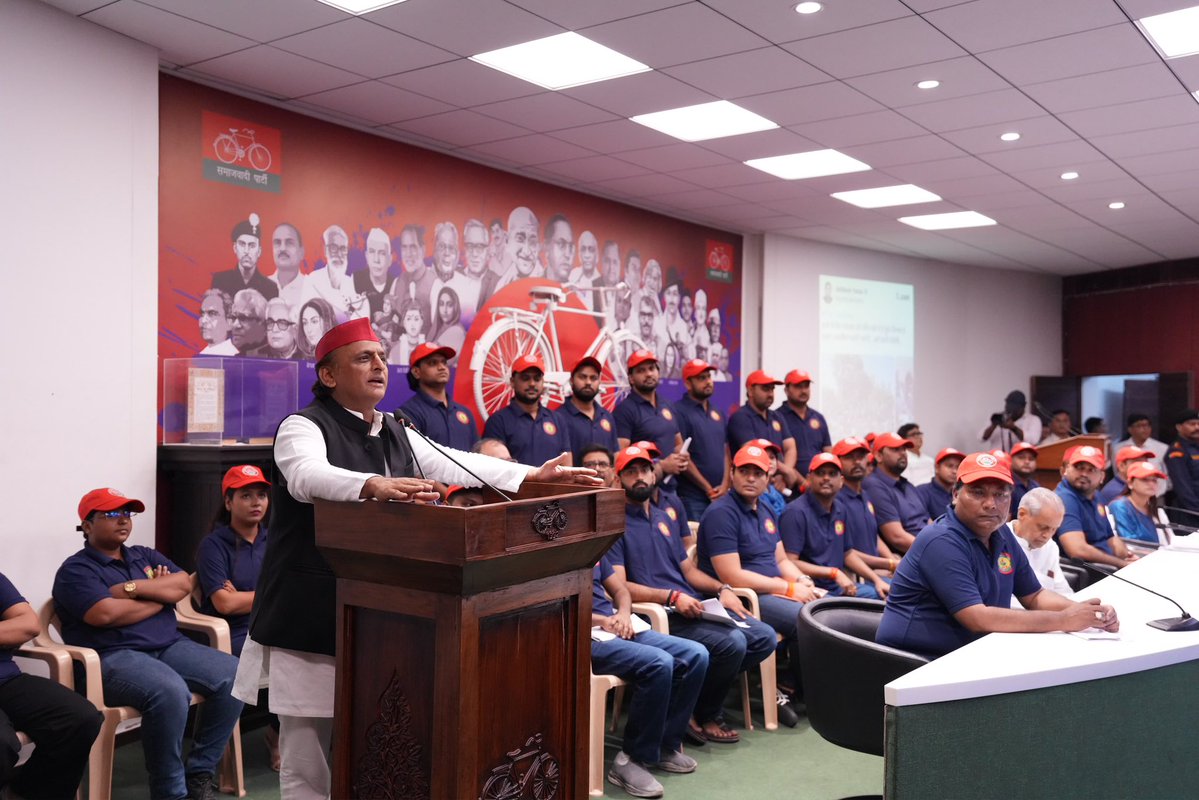 yadavakhilesh's tweet photo. - जब नयी पीढ़ी की सोच नई है तो यूनिफ़ॉर्म भी तो नई होनी चाहिए।

- यूनिफ़ॉर्म समाजवादी मूल्यों की ही बात करती है।

- UNIFORM पहनावे के भेद से जन्म लेनेवाली ग़ैरबराबरी को ख़त्म करके UNIFORMITY लाती है। इसीलिए ये समाजवाद के बराबरी के सिद्धांत को और भी मज़बूत करती है।

- UNIFORM एक विशेष पहचान भी देती है, जिसके साथ अनुशासन और कर्तव्य का संकल्प जुड़ा होता है। जो आपकों सद्कर्मों के लिए प्रेरित करती है। समाज में कई तरह के कर्तव्य निभाने होते हैं, इसीलिए एक ’विशेष पहनावा, विशेष कर्म-कर्तव्य’ का प्रतीक बन जाता है। 

- हमारी ये यूथ फ़ोर्स स्कूलों-कॉलेजों-यूनिवर्सिटी में जाकर हमारे Socialist  Ideology से यूथ को जोड़ेगी और PDA के Positive-Progressive, Democratic, Affirmative Actions के बारे में यूथ को बताएगी और उन्हें PDA मूवमेंट के ‘बड़े विचार’ के बारे में समझाएगी, जो कहता है कि ‘जो पीड़ित, वो पीडीए!’

- ⁠PDA ‘पीड़ित, दुखी, अपमानित’ लोगों के सकारात्मक समूह का नाम है।

- ⁠’प्रेम, दया, अपनापन’ ही PDA को एकजुट करता भी है - और एकजुट रखता भी है।

- ‘सामाजिक न्याय का राज’

- ⁠हमने ‘बंधुराष्ट्र’ बनाने का जो संकल्प लिया है, यूथ उसकी प्रेरणा भी है और शक्ति भी क्योंकि यूथ मूल रूप से भेदभाव को नहीं मानता है वो सबको ‘बंधु’ की तरह देखता है। बंधुत्व एक तरफ़ से मित्रता का ही दूसरा रूप है। Fraternity और Friendship एक ही भावना के दो रूप हैं।

- अब तुम्हारे हवाले भविष्य साथियों आप सब आगे बढ़ो और ‘NEO INDIA’ बनाओ!

- ⁠Neo India के आधार में बराबरी होगी, जो ’प्रेम दया अपनापन’ के मानवीय सिद्धांत पर आधारित हम सबको हमारी ‘वसुधैव कुटुंबकम्’ की महान परंपरा के अनुरूप हमें बड़े विचारों वाला Positive Progressive Global Citizen बनाएगा, जो हाथ खोलकर पूरी दुनिया को गले लगाएगा।