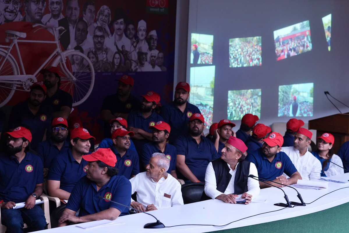yadavakhilesh's tweet photo. - जब नयी पीढ़ी की सोच नई है तो यूनिफ़ॉर्म भी तो नई होनी चाहिए।

- यूनिफ़ॉर्म समाजवादी मूल्यों की ही बात करती है।

- UNIFORM पहनावे के भेद से जन्म लेनेवाली ग़ैरबराबरी को ख़त्म करके UNIFORMITY लाती है। इसीलिए ये समाजवाद के बराबरी के सिद्धांत को और भी मज़बूत करती है।

- UNIFORM एक विशेष पहचान भी देती है, जिसके साथ अनुशासन और कर्तव्य का संकल्प जुड़ा होता है। जो आपकों सद्कर्मों के लिए प्रेरित करती है। समाज में कई तरह के कर्तव्य निभाने होते हैं, इसीलिए एक ’विशेष पहनावा, विशेष कर्म-कर्तव्य’ का प्रतीक बन जाता है। 

- हमारी ये यूथ फ़ोर्स स्कूलों-कॉलेजों-यूनिवर्सिटी में जाकर हमारे Socialist  Ideology से यूथ को जोड़ेगी और PDA के Positive-Progressive, Democratic, Affirmative Actions के बारे में यूथ को बताएगी और उन्हें PDA मूवमेंट के ‘बड़े विचार’ के बारे में समझाएगी, जो कहता है कि ‘जो पीड़ित, वो पीडीए!’

- ⁠PDA ‘पीड़ित, दुखी, अपमानित’ लोगों के सकारात्मक समूह का नाम है।

- ⁠’प्रेम, दया, अपनापन’ ही PDA को एकजुट करता भी है - और एकजुट रखता भी है।

- ‘सामाजिक न्याय का राज’

- ⁠हमने ‘बंधुराष्ट्र’ बनाने का जो संकल्प लिया है, यूथ उसकी प्रेरणा भी है और शक्ति भी क्योंकि यूथ मूल रूप से भेदभाव को नहीं मानता है वो सबको ‘बंधु’ की तरह देखता है। बंधुत्व एक तरफ़ से मित्रता का ही दूसरा रूप है। Fraternity और Friendship एक ही भावना के दो रूप हैं।

- अब तुम्हारे हवाले भविष्य साथियों आप सब आगे बढ़ो और ‘NEO INDIA’ बनाओ!

- ⁠Neo India के आधार में बराबरी होगी, जो ’प्रेम दया अपनापन’ के मानवीय सिद्धांत पर आधारित हम सबको हमारी ‘वसुधैव कुटुंबकम्’ की महान परंपरा के अनुरूप हमें बड़े विचारों वाला Positive Progressive Global Citizen बनाएगा, जो हाथ खोलकर पूरी दुनिया को गले लगाएगा।
