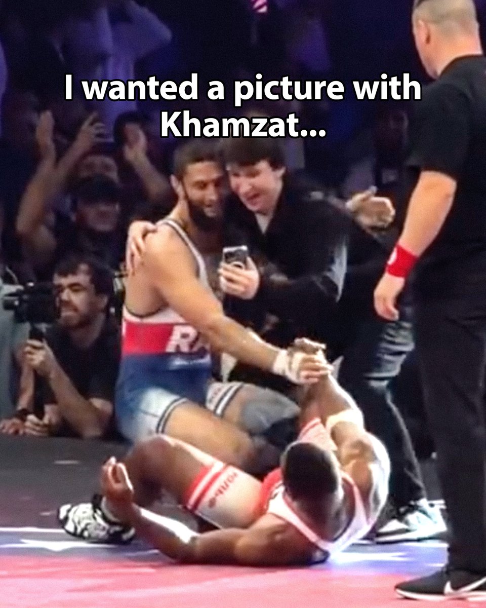 HappyPunch's tweet photo. Fan rushed the mat for a selfie with Khamzat Chimaev but forgot to flip the camera 💀

Did Tyron Woodley so dirty 😭😭 https://t.co/FfIALjpZzJ
