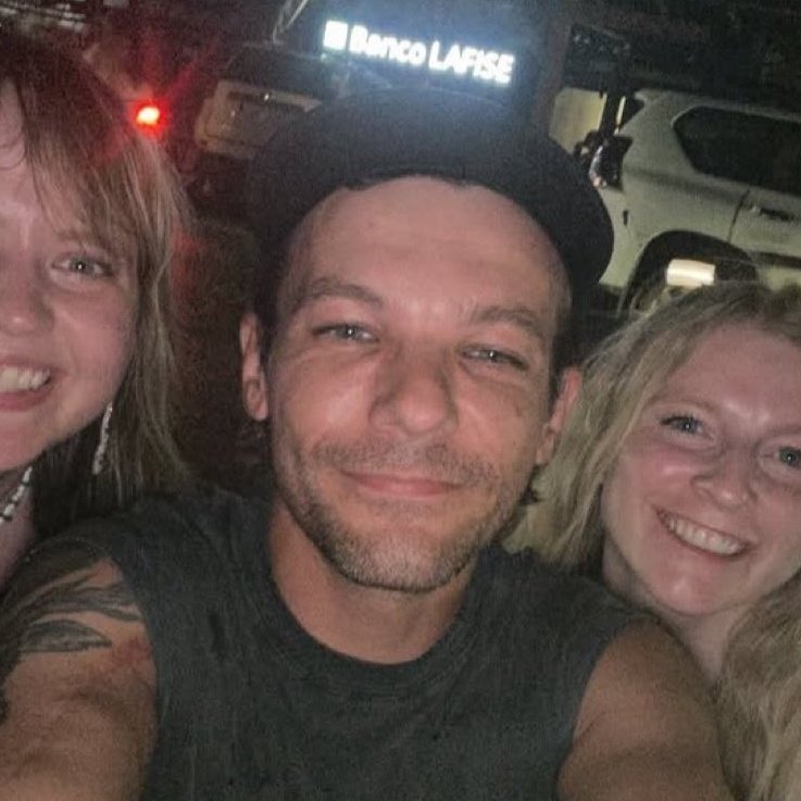 hsallthetime's tweet photo. @zaynlovsm ta confundindo com o louis mulher https://t.co/OGWx3TfWEC