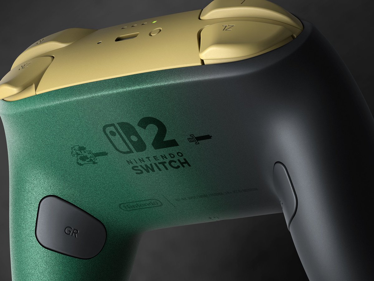 ZeldaOfficialJP's tweet photo. ゼルダの伝説40周年 特別デザインの「Nintendo Switch 2 Proコントローラー」は10月29日（木）発売です。ディスプレイスタンドも付いています。
#ゼルダの伝説40周年
https://t.co/qWbP8isE7d https://t.co/4FRTxF6Io3