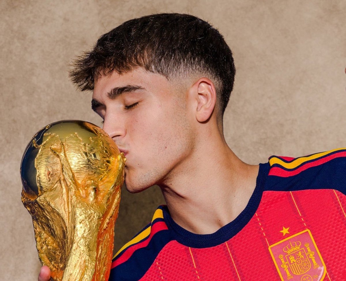 Emmy__Mor's tweet photo. @hatt_tricknaldo @Asensii20 @ballondor His in both 🤡🤡🤡 https://t.co/Iox4TioWE1