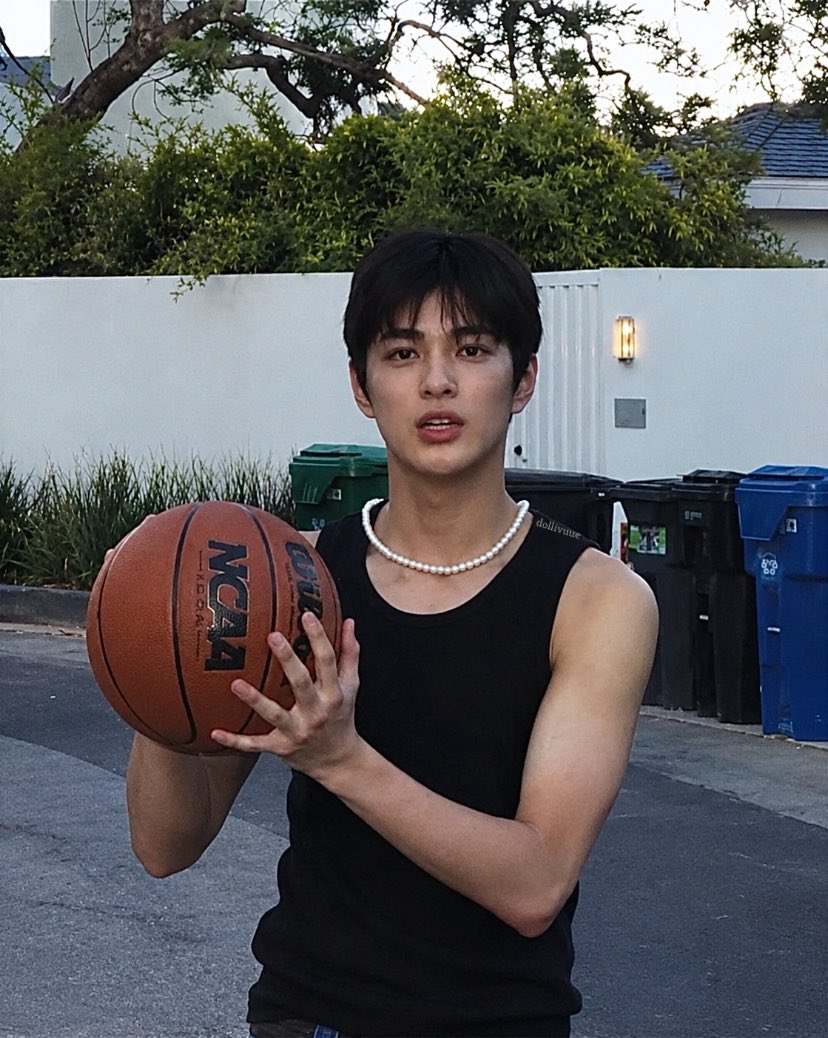 dollivuue's tweet photo. masih gabisa move on dari Mexico seonghyeon &amp; Filipina keonho... pantes aja waktu juhoon pertama kali ketemu seonghyeon keonho, trs mereka berdua ngakunya seonghyeon dr mexico &amp; keonho mixed filipina, juhoon percaya-percaya aja 😭 liat aja deh gmn visual mereka waktu predebut... https://t.co/qrcnGlIj3I