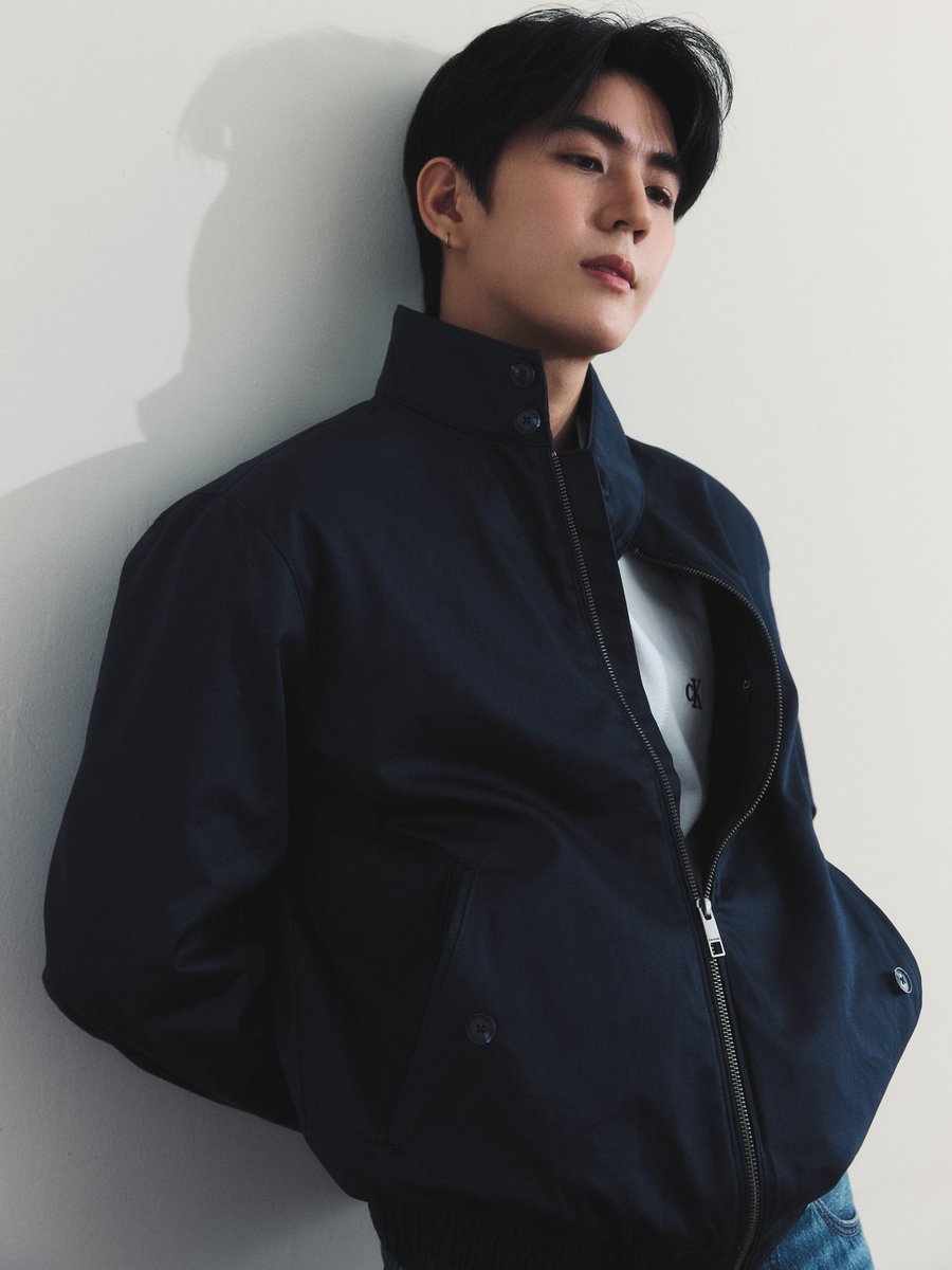 centralwOrld's tweet photo. เผยลุค ซี ทวินันท์ @sea_tawinan เตรียมออกเดินทางสู่มหานครนิวยอร์ก เพื่อร่วมชม Calvin Klein Collection Spring 27 Runway Show ในวันที่ 12 ก.ย. 69 เวลา 02.00 น. ตามเวลาประเทศไทย ซึ่งนับเป็นครั้งแรกในการเข้าร่วมชมแฟชั่นโชว์ของ Calvin Klein

โดย ซี ทวินันท์ สวมใส่ไอเท็มจาก Calvin Klein Fall 2026 โดดเด่นด้วยกางเกงยีนส์ที่พอดีกับรูปร่างและสไตล์เฉพาะตัว ถ่ายทอดความมินิมอลอันเป็นเอกลักษณ์ของแบรนด์และสะท้อนความมั่นใจของแต่ละคนได้อย่างลงตัว

SEA TAWINAN 1ST CK FLY2NYC

#CALVINKLEINXSEA
#sea_tawinan
#CALVINKLEINSS27
#CALVINKLEIN 
#centralwOrld #CTWFashionCitizens