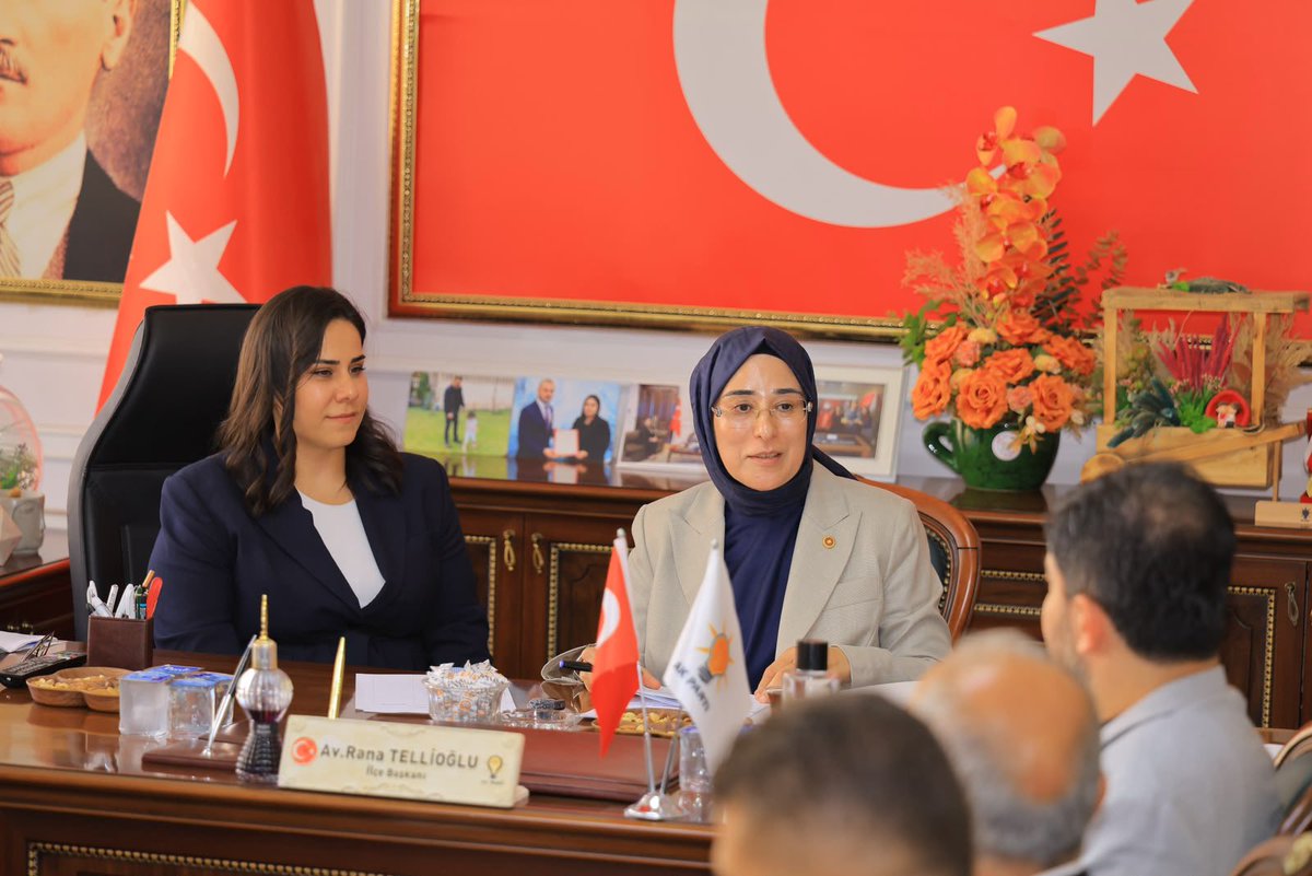 CYAZMAC's tweet photo. 📍Silopi | Türkiye Yüzyılı Buluşmaları 

Silopi’de teşkilatımızla bir araya geldik. İlçe Başkanlığımızda gerçekleştirdiğimiz istişare ve değerlendirme toplantısında çalışmalarımızı, sahadaki beklentileri ve önümüzdeki döneme ilişkin hedeflerimizi ele aldık.

İlçe Başkanımız Av. Rana Tellioğlu, İlçe Kadın Kolları Başkanımız Gönül Ürgen, İlçe Gençlik Kolları Başkanımız Nurullah Kunur, Başverimli Belde Belediye Başkanımız Medeni Tatar ve kıymetli teşkilat mensuplarımızla verimli bir buluşma gerçekleştirdik.

Cumhurbaşkanımız Sayın Recep Tayyip Erdoğan’ın liderliğinde kardeşlikle kenetlenen, istikrarla güçlenen Türkiye Yüzyılı’nı milletimizle omuz omuza inşa etmeye devam edeceğiz.

Birlik ve beraberlik içinde, milletimizle gönül bağımızı güçlendirerek çalışmaya devam edeceğiz. Silopi teşkilatımıza samimi ev sahiplikleri ve gayretleri için teşekkür ediyorum.

#TürkiyeYüzyılıBuluşmaları

@RTErdogan @Akparti @abuyukgumus @mustafademir @acarfaruka @tryybulusmalari @TelliogluRana @PartiSilopi @NurullahKunur @MedeniTatar @ak_silopi